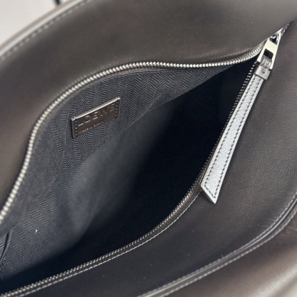 羅家🌟新款 🆕大號亮面牛皮革Panta Puzzle  手袋Puzzle 以別具一格的幾何線條勾勒長方體造型。此大號版本採用亮面牛皮革製成，飾有單寧布長褲風格細節 .可肩背、斜挎或手提*可拆卸可調節肩帶*拉鍊開合，牛皮革拉鍊頭*一個外部拉鍊後袋，一個內部插袋人字紋棉質帆布襯里*Anagram 壓紋
size: 33×14.7×21.5cm
型號：052500