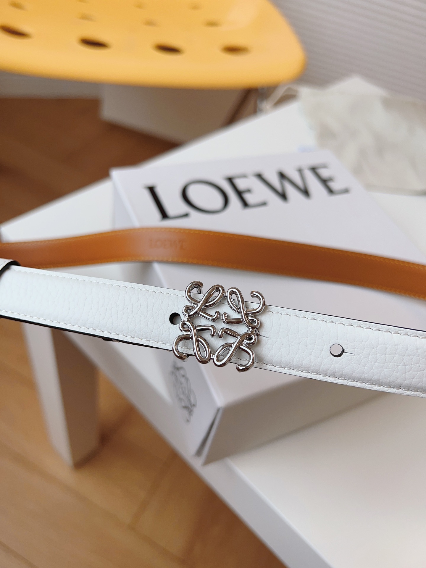 
Loewe 羅意威 經典粒面小牛皮，極簡風格的搭配，腰帶早已不是勒緊褲腰的工具，而是提升衣品，畫龍點睛的飾品；此款腰帶易搭配服飾。皮帶寬度：2.0cm