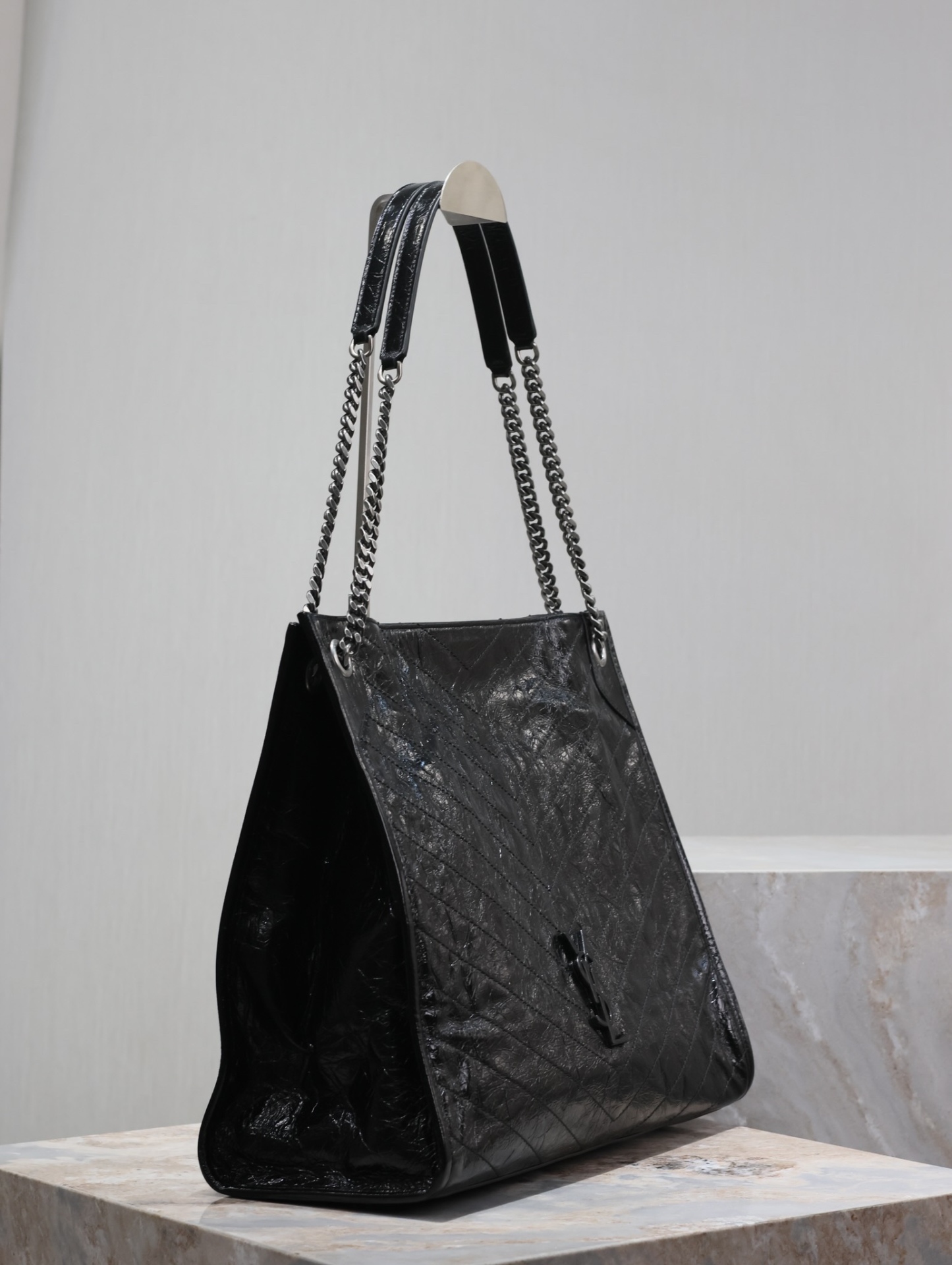 【New】
Niki shopping bag_大號
意大利進口抓皺油蠟牛皮，五金是全牛皮包裹，工藝十分精湛！包袋中間有磁吸扣，保障了包包使用的安全性；內里有一拉鍊隔層及敞口插槽設計可放手機及零錢卡片，方便拿取，不會出現因為是大包而出現找不到東西的情況；包包自重非常輕，容量又足夠大，公文包、旅行包、購物袋、媽媽包隨意切換，實用性爆表！
型號：577998
尺寸：39×31.5×12.5cm
