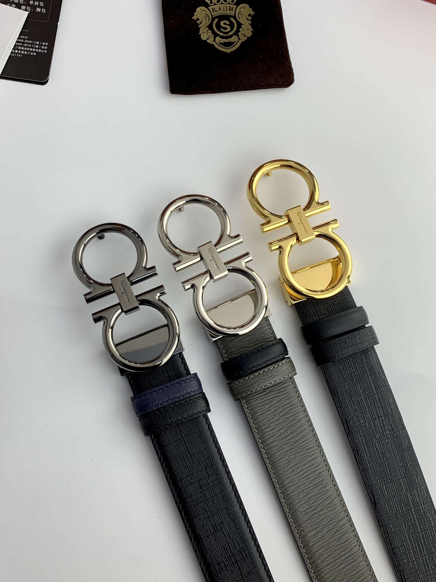 〖F家〗這款皮帶採用雙面小牛皮，搭配純銅八字扣，打造高雅考究的造型。寬3.5cm，長度可調節，達到量身定制般的修身效果。