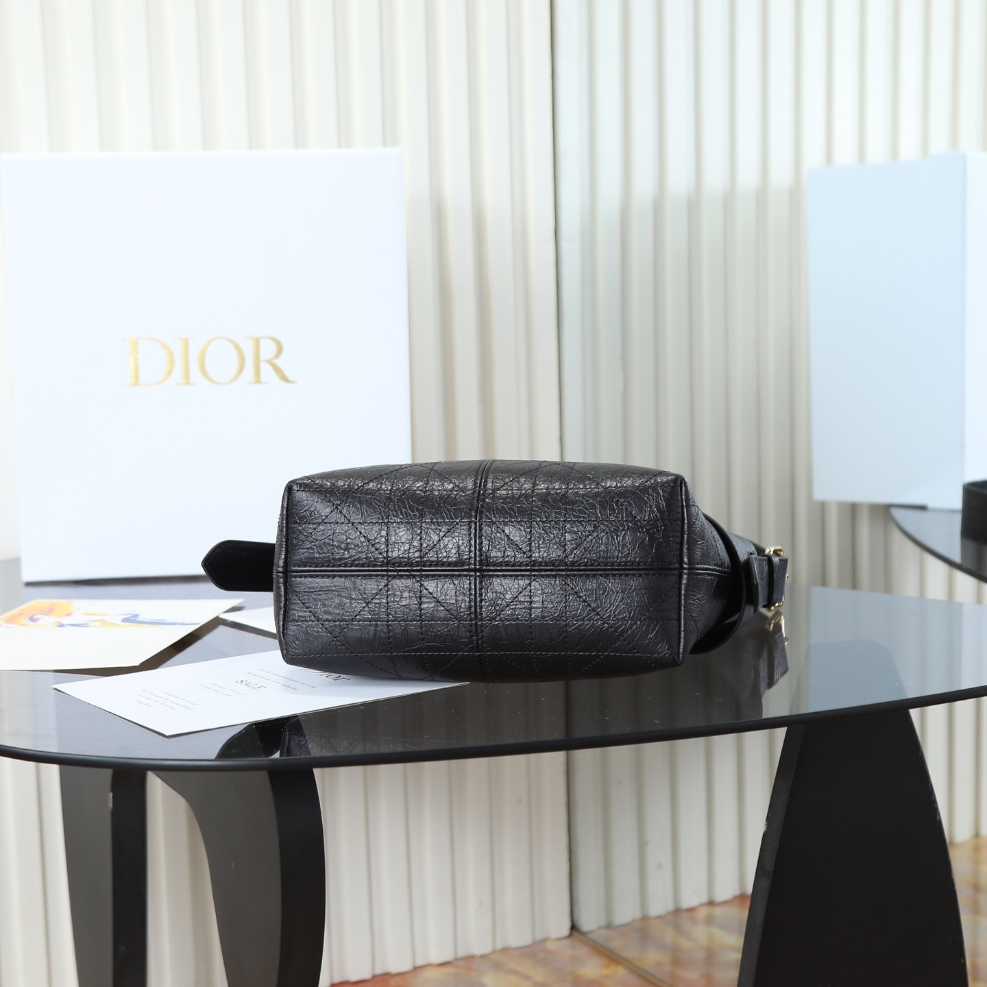 原廠皮 小號油蠟皮現貨‼️

Voyage秋冬系列油蠟皮
又是一個王炸級別，直接擊中心巴上
自帶鬆弛感，包形柔軟又隨意
復古的油蠟牛皮，經典藤紋格，雙拉鍊設計
整體高級又時髦，精緻感滿滿的字母吊墜
細節非常到位，超大的容量，自用超輕便
時髦精們都懂這款的含金量

型號：2845

size:22*9.5*15cm