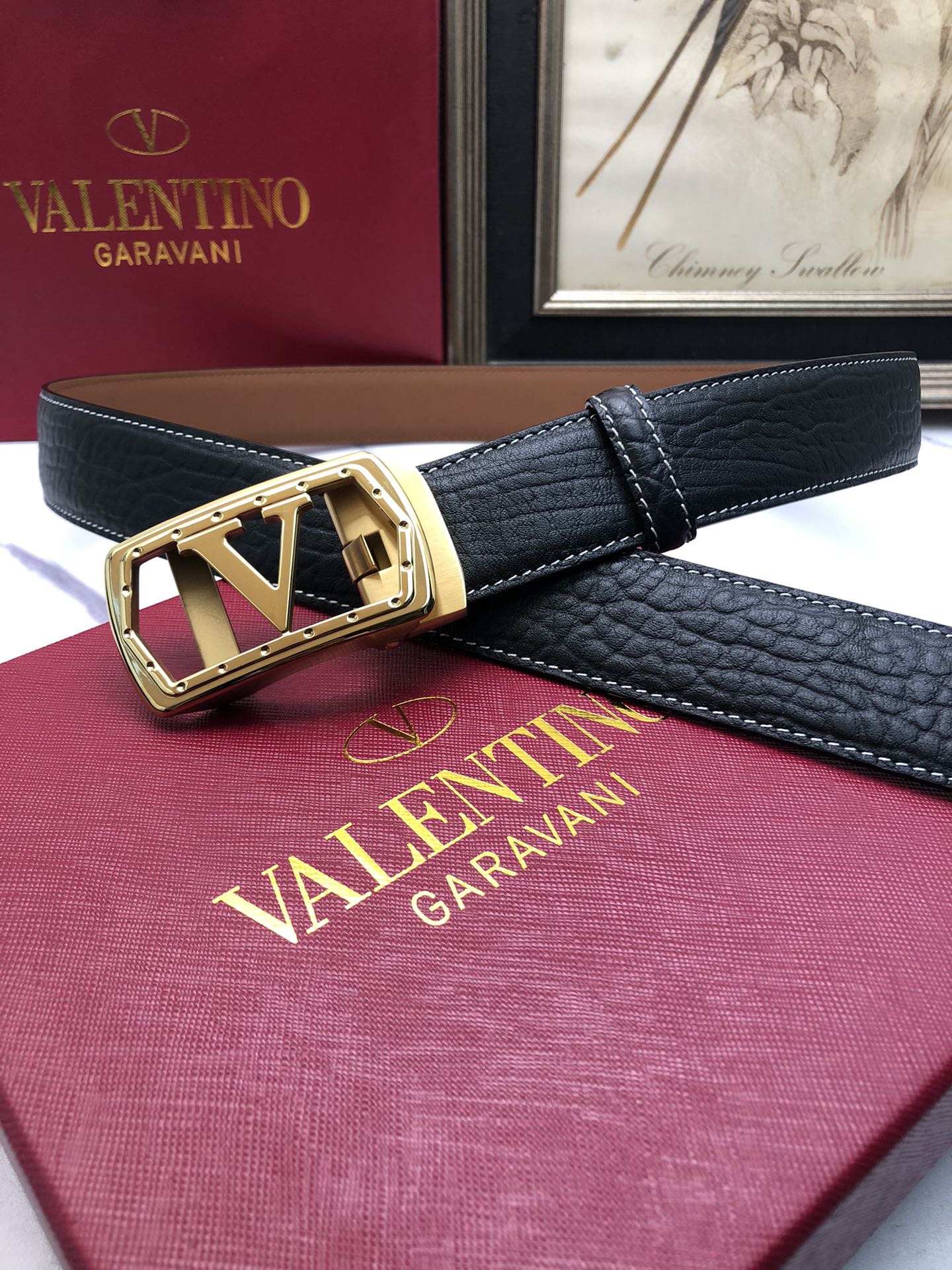 華倫天奴：原單頭層牛皮大象皮紋面，內襯頭層小牛皮底，搭配原單自動扣，可裁剪的自動帶，此款腰帶面雙採用意大利原定廠制進口牛皮帶身 ，對專版櫃足寬3.5