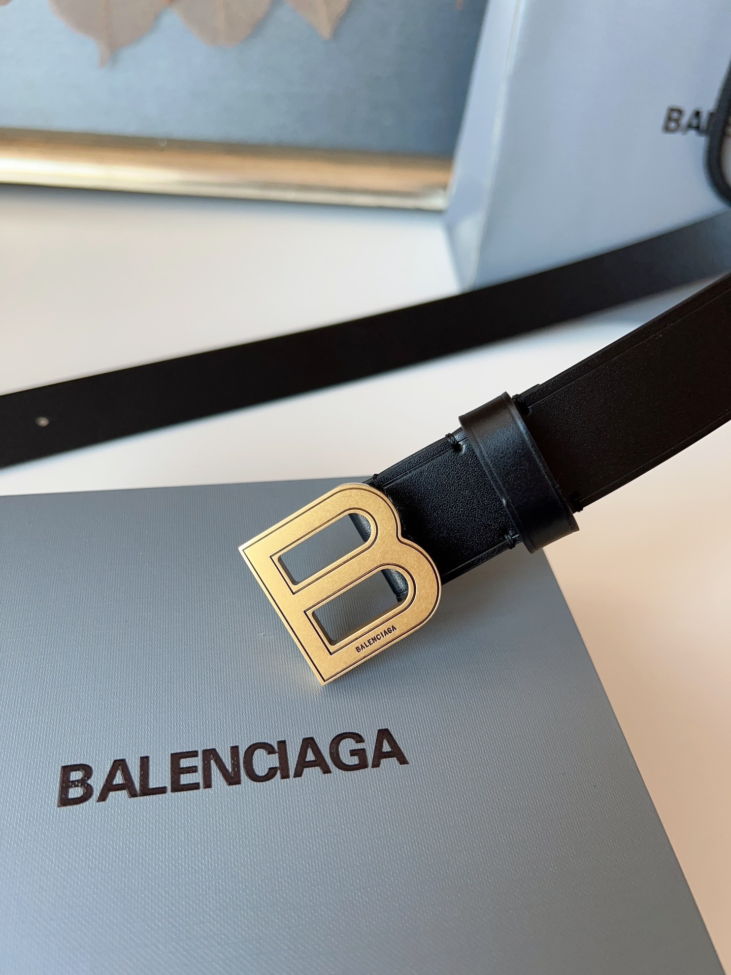 巴黎世家（Balenciaga）寬度3.0cm 是法國的奢侈品牌，作為時尚界最具影響力品牌之一的地位。設計師源於：都市時尚潮流獨特的設計風格，採用進口小牛皮製作；搭配純銅復古五金，使其更具魅力。值得擁有的百搭精品！