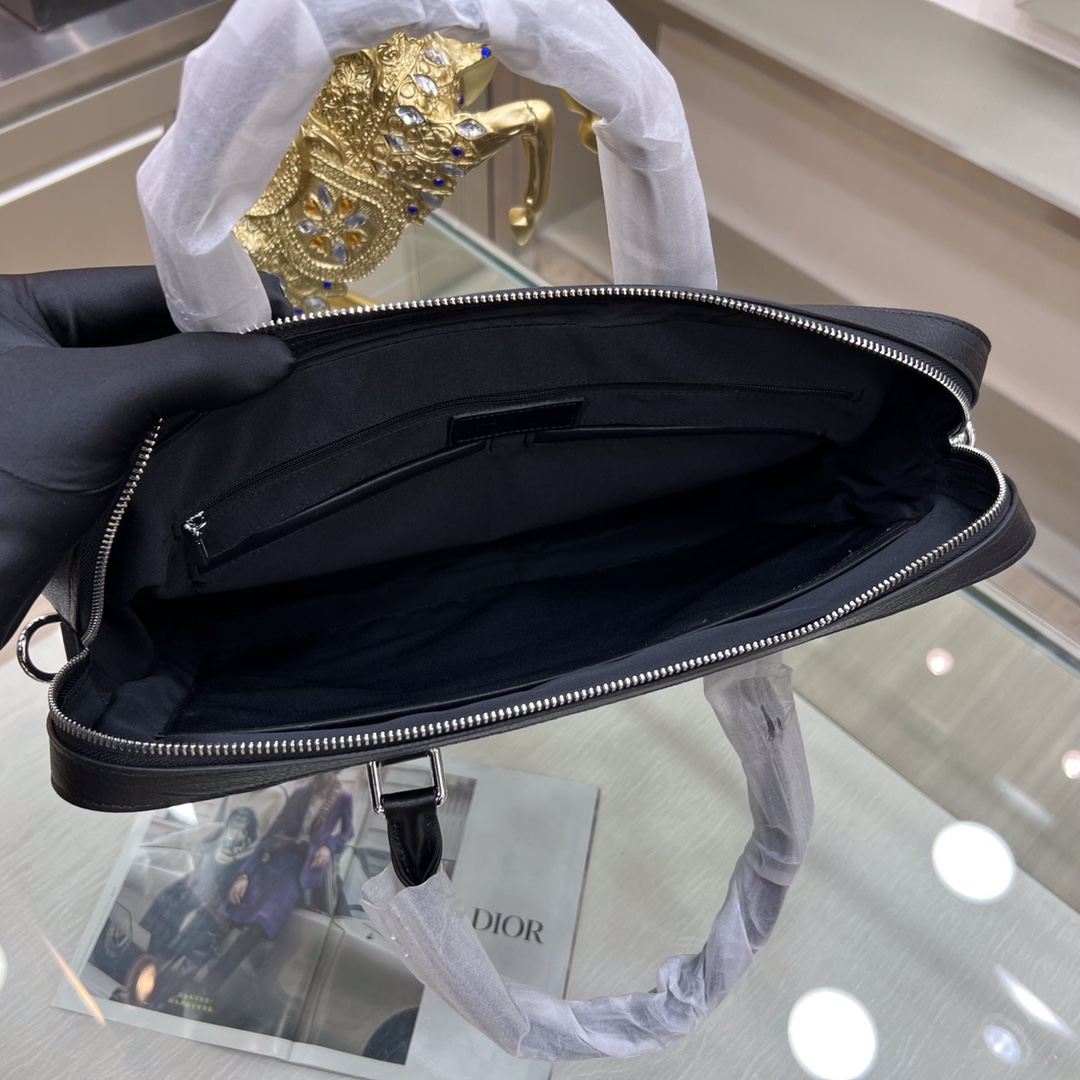 Montblanc International（萬寶龍）🔥萬寶龍新款男士公文包，採用進口頭層牛皮製作，搭配頂級五金配件，在公文包系列中實屬佼佼者。商務人士與潮流達人皆適用的款式。[色]喜歡的速度下單✅
型號：66216-1
尺寸：39-29-6.5
顏色：黑色