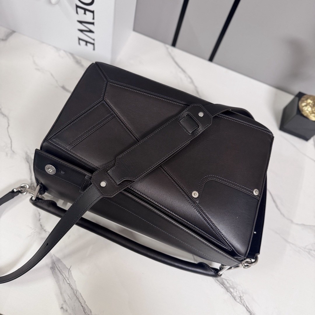 羅家🌟新款 🆕大號亮面牛皮革Panta Puzzle  手袋Puzzle 以別具一格的幾何線條勾勒長方體造型。此大號版本採用亮面牛皮革製成，飾有單寧布長褲風格細節 .可肩背、斜挎或手提*可拆卸可調節肩帶*拉鍊開合，牛皮革拉鍊頭*一個外部拉鍊後袋，一個內部插袋人字紋棉質帆布襯里*Anagram 壓紋
size: 33×14.7×21.5cm
型號：052500