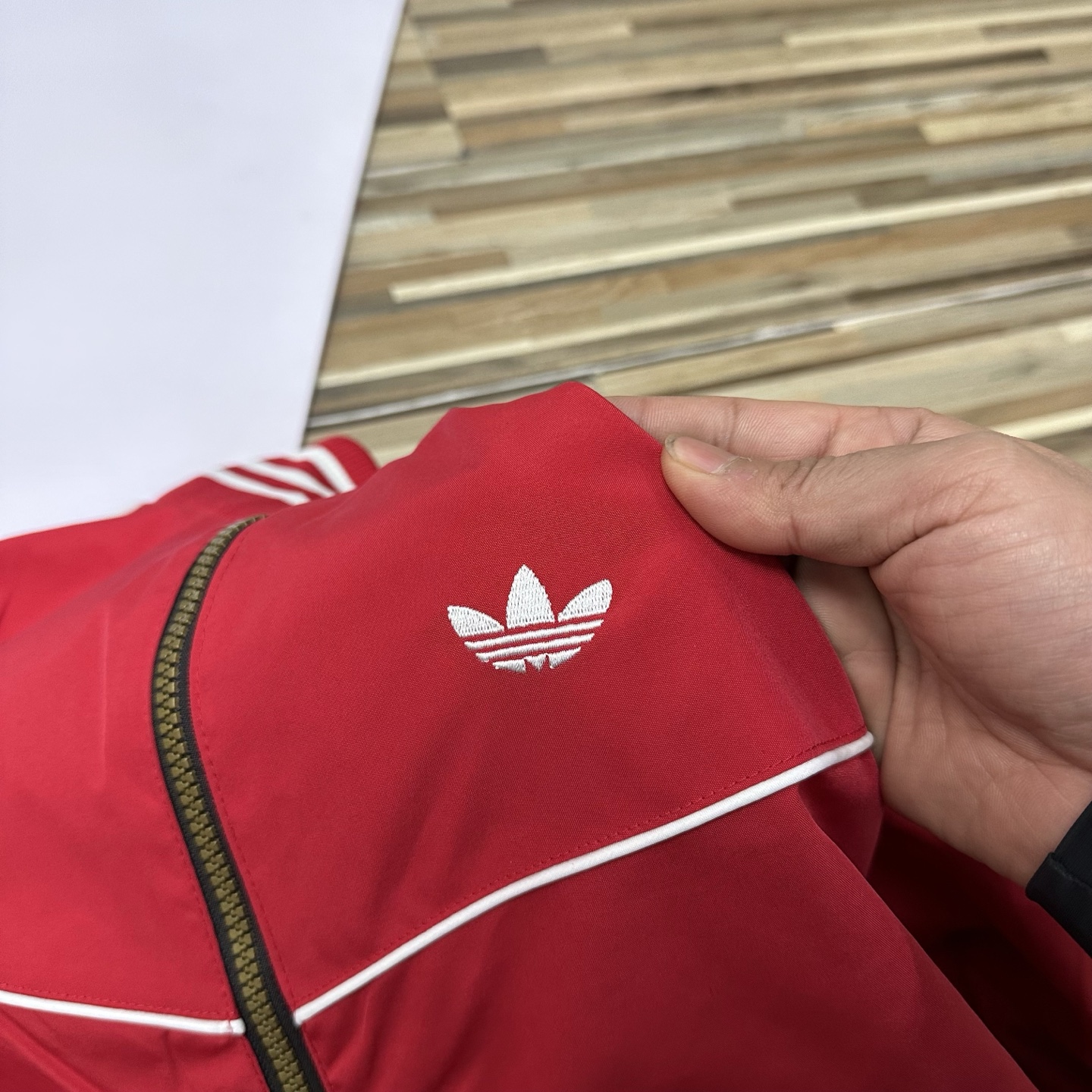 春秋季新款男士夾克外套女士外套夾克雙面穿外套紅色外套阿迪達斯三葉草外套三條槓夾克）
阿迪達斯 Adidas 三葉草兩面穿外套 
​黑紅撞色的外套在秋冬里超吸睛
​設計簡直是性價比王炸，雙面雙風格隨便切換，黑面走復古運動風，紅白條紋領撞色吸睛，側邊編織紋路藏滿細節

後背還有彩色刺繡三葉草，潮得毫不費力，紅面是經典白條紋款，簡約亮眼還巨顯白，
做工細節直接拿捏，全身細密鎖邊走線，針腳勻得找不出一根歪線，側邊編織紋路是規整手工走線，穿再久都不會松垮開線，

五金輔料更是誠意滿滿，領口織帶包边厚实挺