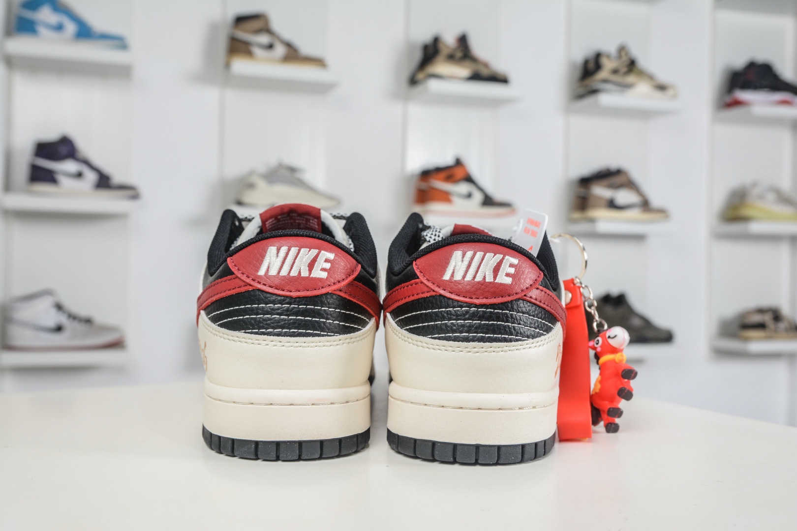 Nike SB Dunk Low 馬年限定聯名-白黑紅三鈎 
貨號:MY9969 905
尺碼：36 36.5 37.5 38 38.5 39 40 40.5 41 42 42.5 43 44 44.5 45