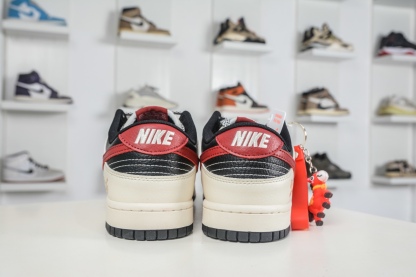 Nike SB Dunk Low 馬年限定聯名-白黑紅三鈎 
貨號:MY9969 905
尺碼：36 36.5 37.5 38 38.5 39 40 40.5 41 42 42.5 43 44 44.5 45