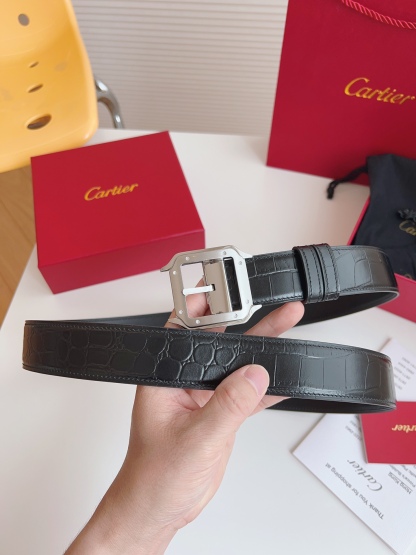 
Cartier（卡地亞）憑借匠心傑作展現與眾不同的美感，融合精湛工藝與經典設計，演繹雋永風格；瀟灑不羈，果敢獨立！此款式易搭配服飾；休閒正裝兩相宜。皮帶寬度：35mm