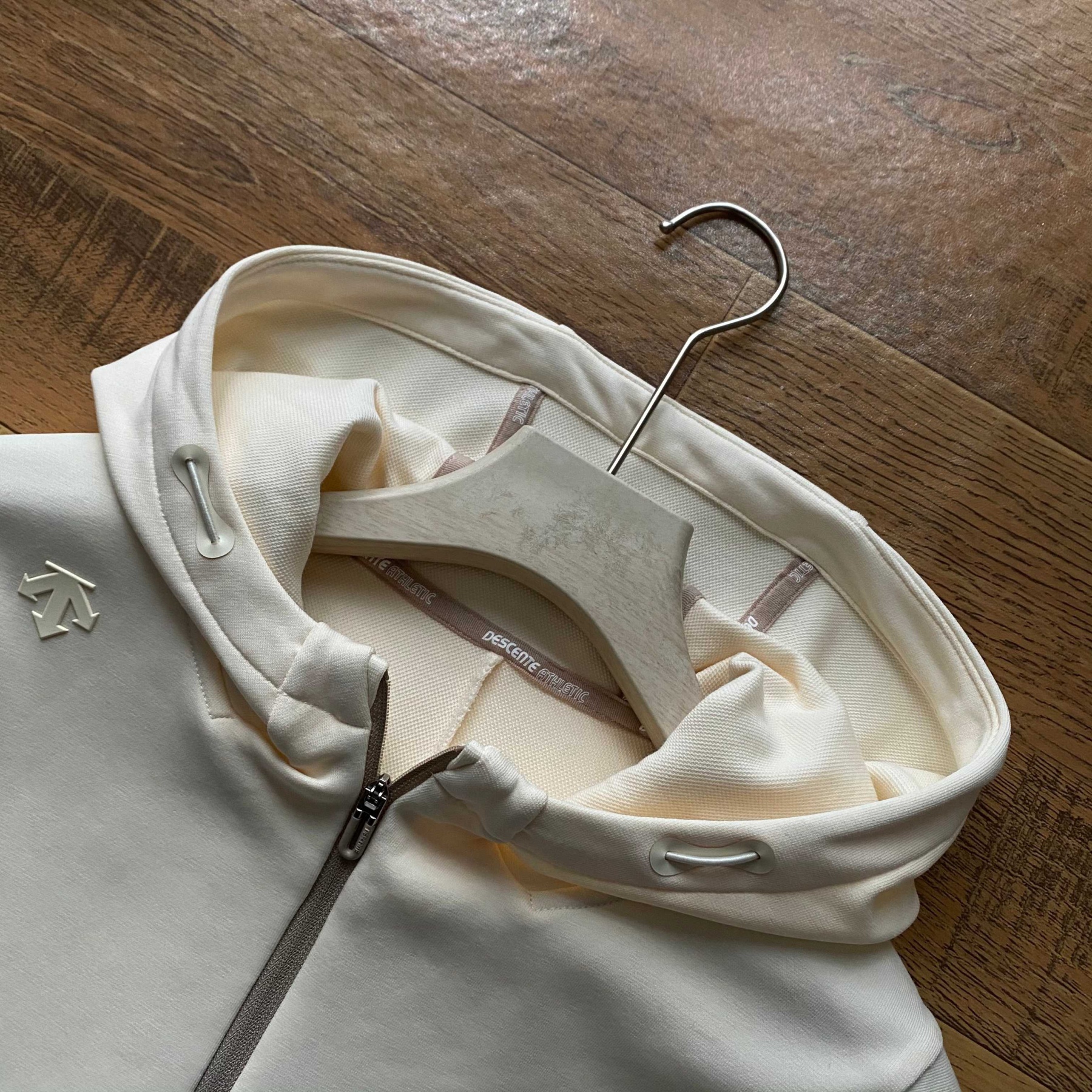 DST女款拼接連帽開衫春秋外套 新款女外套DESCENTE迪桑特空氣層面料輕盈柔軟舒適女士針織運動外套 採用空氣層面料製成的針織運動外套。色澤柔和溫暖，觸感輕柔順。腋下兩側拼色撞色搭配，時尚大氣版型舒適，搭配卡其拉鍊細節，更添女性化氣息。 面料:聚酯纖維84.1%氨綸15.9% 柔軟/彈性/舒適 常規合身款/運動休閒 柔舒軟適不失感質，青春時髦的氣質蔓延開來！初秋需要的時尚質感保暖！一件很很牛贊！很帥！顏高值單品！原原廠單！三標齊全品！質巨棒！
顏色：如圖
