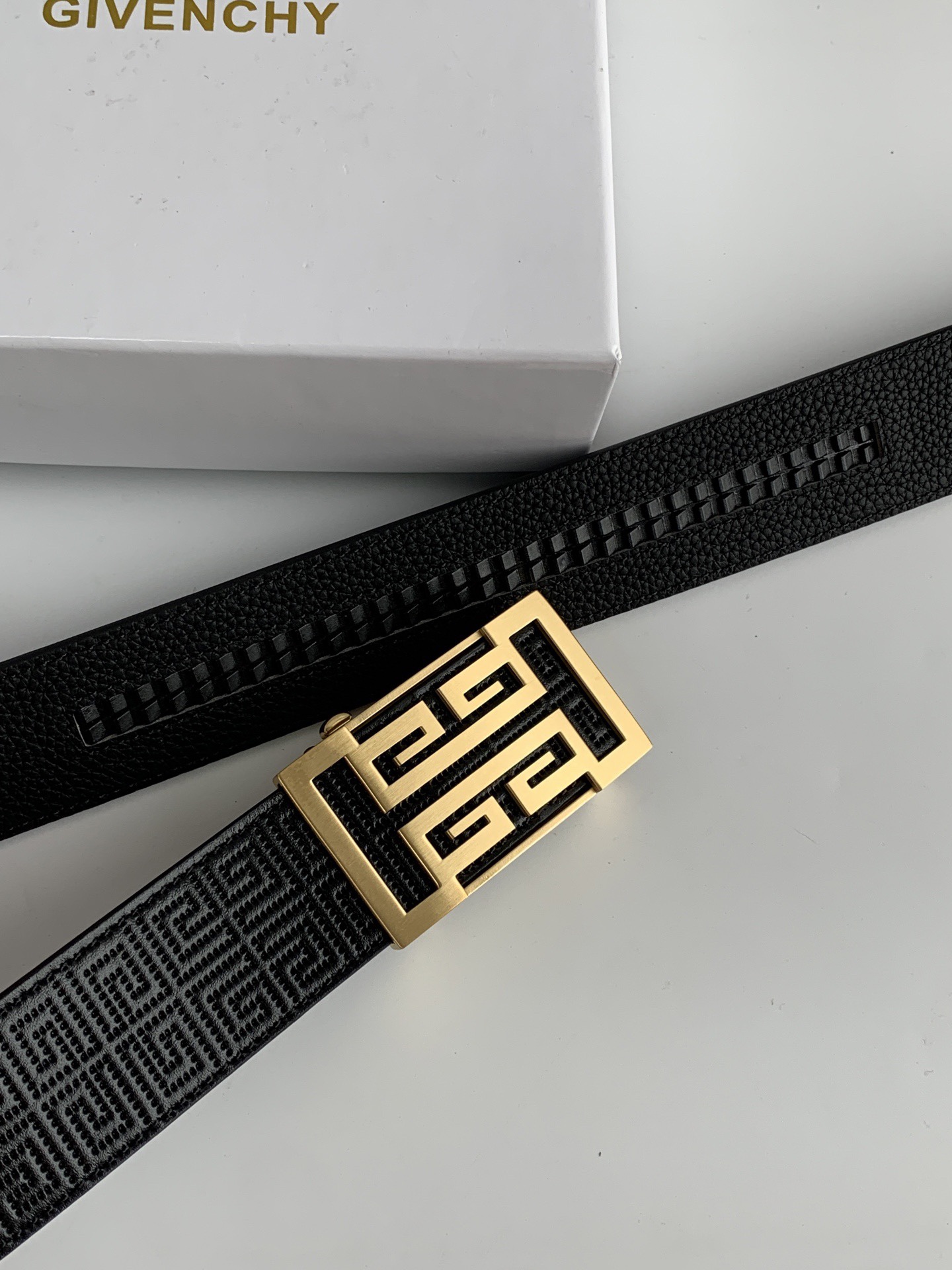 【紀梵希】新款男士 頭層小牛皮黑色壓花腰帶，內襯荔枝紋底，寬38毫米.搭配不鏽鋼經典4G自動扣.商務服裝造型的完美搭配。永恆經典！