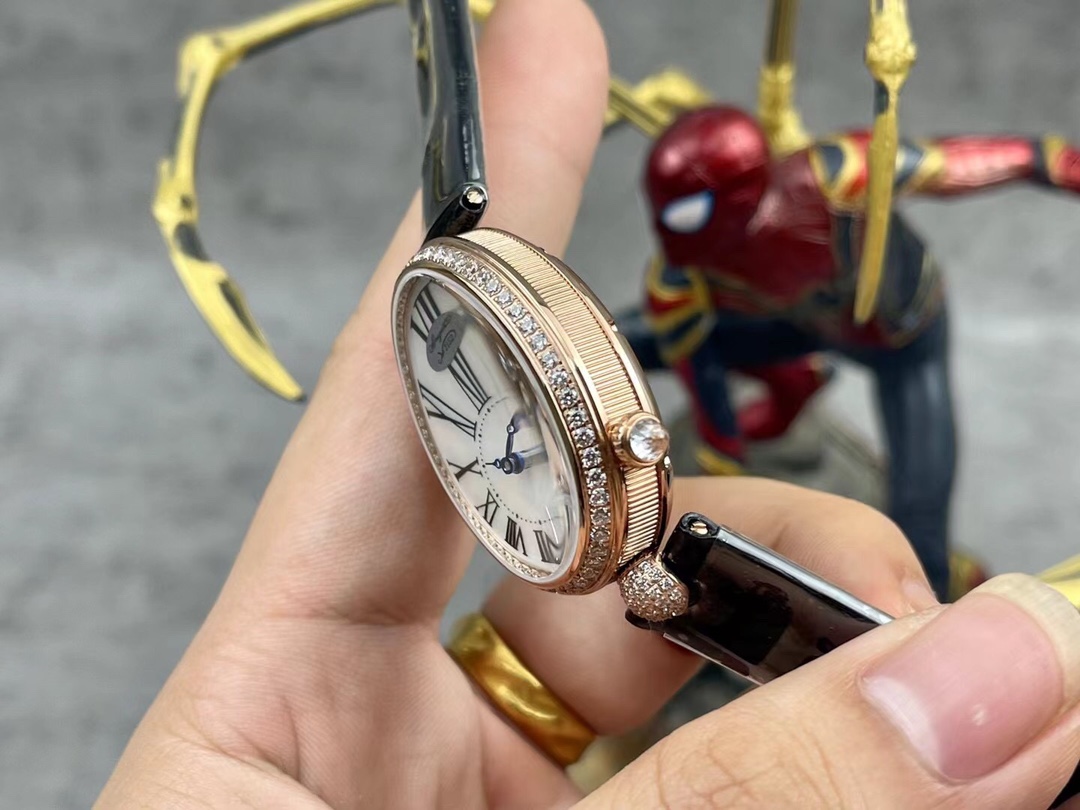 [玫瑰][玫瑰]最強 升級版 頂級 復刻女款 寶璣那不勒斯皇后系列，
【表殼】腕表尺寸分別為中號36.5x28.5毫米 
鵝卵形表殼高雅大氣，表殼外緣飾有錢幣紋。表圈和表殼周圍鑲嵌共117顆施華洛水晶（約0.99克拉）。表冠處鑲有一顆梨形晶石（約0.26克拉）
【精彩細節】
1.與原裝吻合，在表殼背部均打有貴金屬標識，效果清晰工整，彰顯腕表檔次。2.穹面玻璃，從側面看不僅有魚眼效果，還能折射鑽石帶來的璀璨光芒，更顯腕表高貴血統。
3.為了達到原裝K金質量的手感，調試了表殼內部結構的配重，做到重量與原版如出