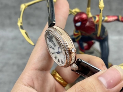 [玫瑰][玫瑰]最強 升級版 頂級 復刻女款 寶璣那不勒斯皇后系列，
【表殼】腕表尺寸分別為中號36.5x28.5毫米 
鵝卵形表殼高雅大氣，表殼外緣飾有錢幣紋。表圈和表殼周圍鑲嵌共117顆施華洛水晶（約0.99克拉）。表冠處鑲有一顆梨形晶石（約0.26克拉）
【精彩細節】
1.與原裝吻合，在表殼背部均打有貴金屬標識，效果清晰工整，彰顯腕表檔次。2.穹面玻璃，從側面看不僅有魚眼效果，還能折射鑽石帶來的璀璨光芒，更顯腕表高貴血統。
3.為了達到原裝K金質量的手感，調試了表殼內部結構的配重，做到重量與原版如出