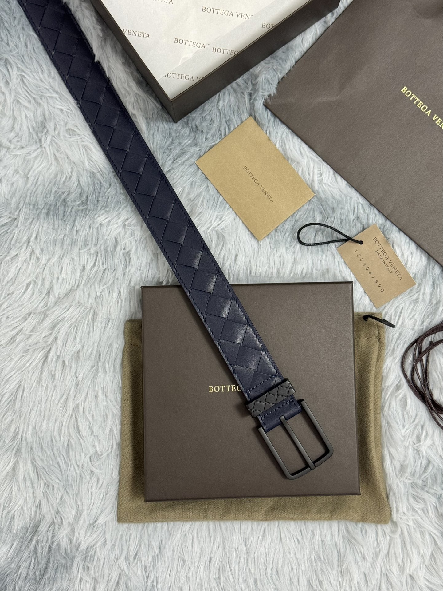 BOTTEGA VENETA   3.5cm   
手工編織牛皮經典之作
每個細節都體現出至高的品味和格調
整體造型增添優雅韻味  
低調奢華的典範
優雅迷人氣息
精緻的手工藝製作。