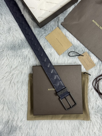 BOTTEGA VENETA   3.5cm   
手工編織牛皮經典之作
每個細節都體現出至高的品味和格調
整體造型增添優雅韻味  
低調奢華的典範
優雅迷人氣息
精緻的手工藝製作。