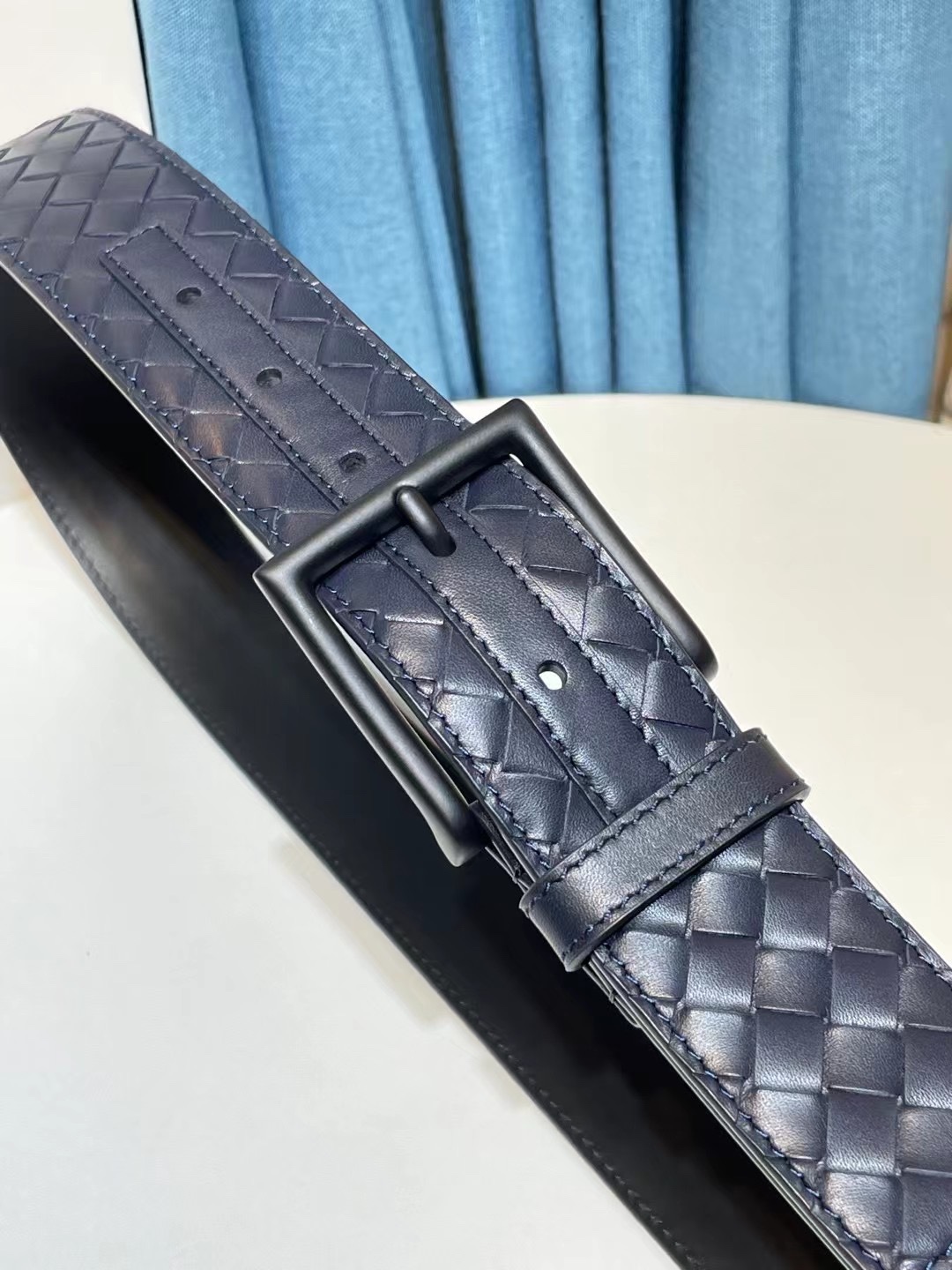 🔥🔥新 🆕純手工編織皮帶可為休閒裝或正裝造型增添優雅韻味，🔥是低調奢華的典範。[嘴唇]採用意大利柔軟的胎小牛皮全手工精工打造而成，鎳色五金扣頭令其更顯獨特別緻、🔥[嘴唇]優雅迷人氣息。[強]4.0cm寬