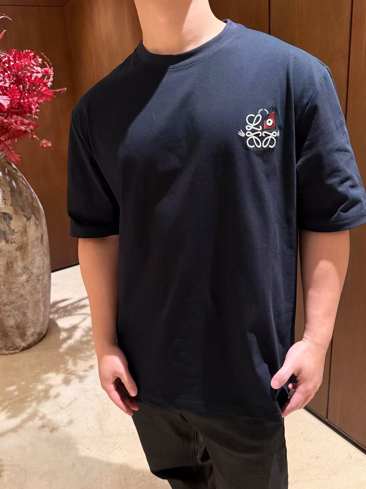 🔝LOEWE X LOUIS WAIN 幾何刺繡短袖T恤
定制緞光精密超柔錦棉，採用進口機刺繡工藝，精度高，線條流暢而細膩，面料都經過澆洗，手感質感更佳，不易變形，不易縮水，不易褪色，寬松版型
B Size： S-XL