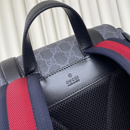 GG黑色大號背包
經典GG Supreme帆布以質地柔軟且富有延展性而著稱，是品牌歷經歲月洗禮卻從未褪色的經典面料之一。該面料以超細纖維塗層織物打造，以全黑色匠心呈現，賦予這款背包以別緻魅力。同色調皮革滾邊令整個廓形愈發豐滿，典藏條紋織帶則為整個設計注入一抹亮色
款號792080克，尺寸46X35X12