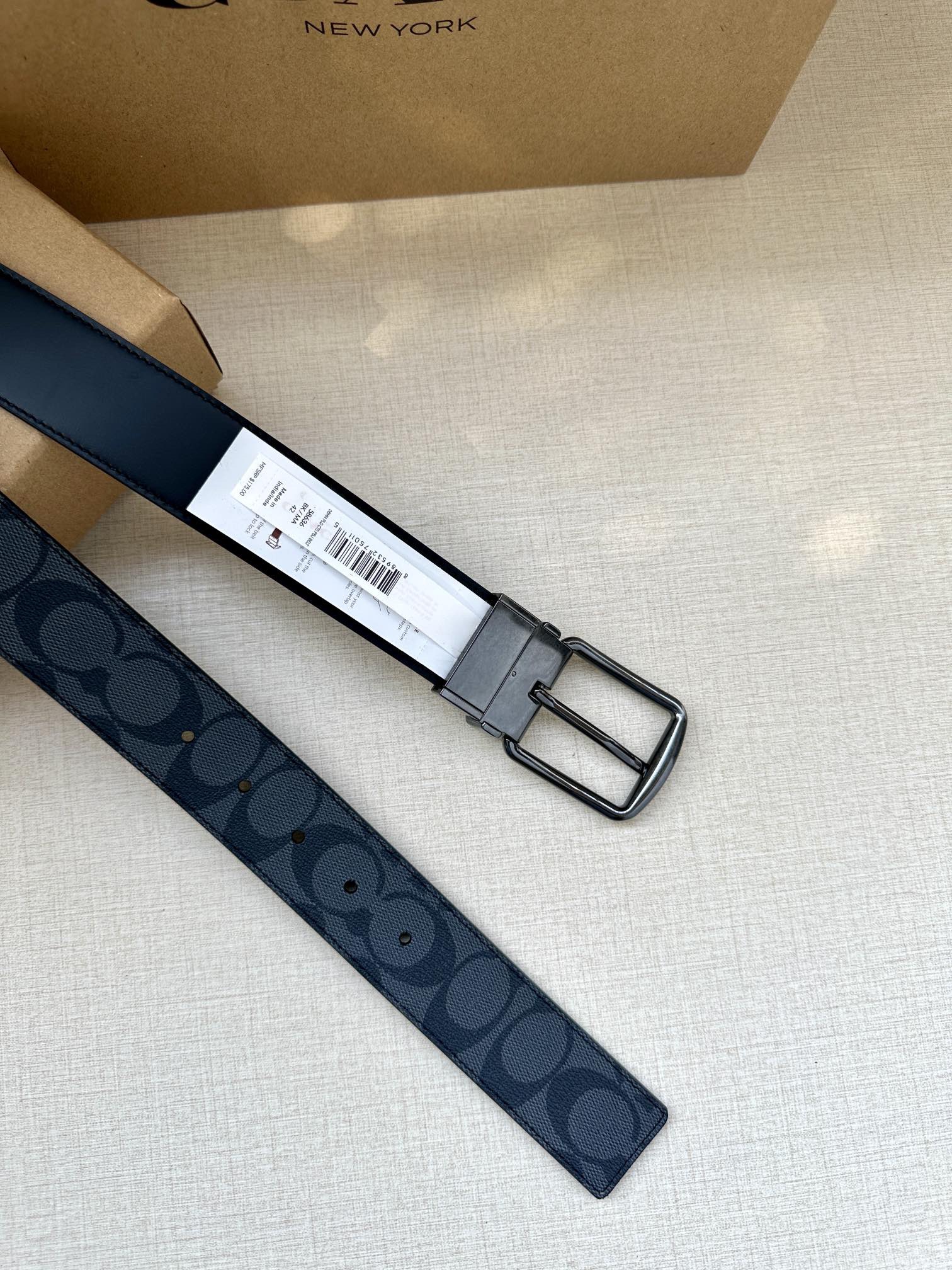 3.7cm（寬）COACH  這款雙面腰帶採用運動小牛皮製作，配有經典標誌帶扣，一款產品，兩種外觀。其合身度可個性定制，可用剪刀進行剪裁。
SAZ
D45
SMM
運動小牛皮
可裁剪
雙面
