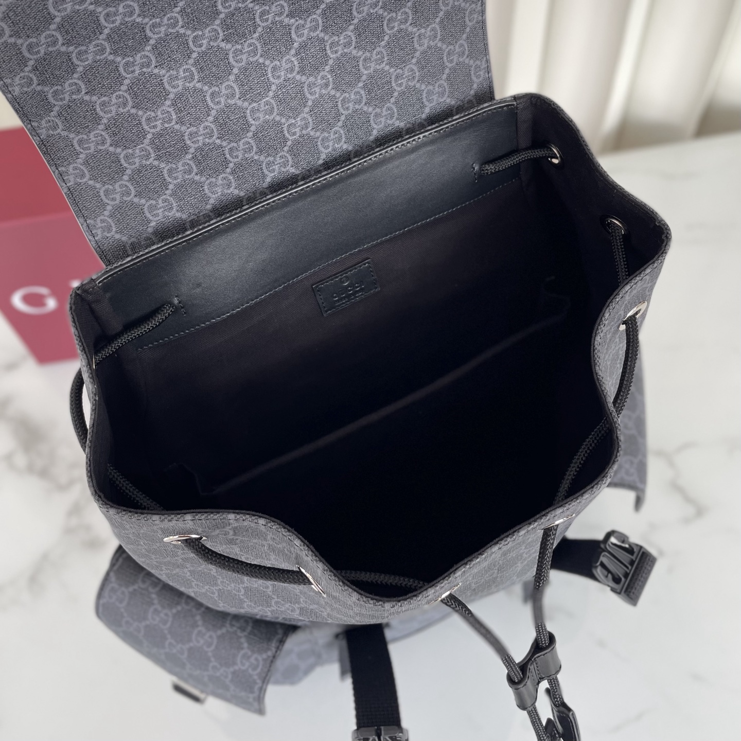 GG黑色大號背包
經典GG Supreme帆布以質地柔軟且富有延展性而著稱，是品牌歷經歲月洗禮卻從未褪色的經典面料之一。該面料以超細纖維塗層織物打造，以全黑色匠心呈現，賦予這款背包以別緻魅力。同色調皮革滾邊令整個廓形愈發豐滿，典藏條紋織帶則為整個設計注入一抹亮色
款號792080克，尺寸46X35X12