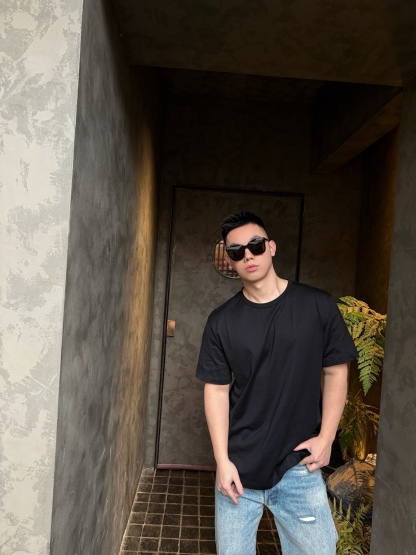 🔝SAINT LAURENT聖羅蘭SLP 小標純色徽標短袖T恤
正品購入開發，50支雙股精品賽爾棉170克，1*1拉架羅紋280克，進口刺繡，面料酵洗，定制1：1商標，寬松版型
B Size：S-XL