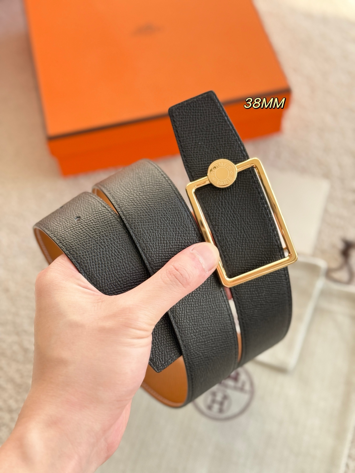 
❤️款 （ Y AA 080 ）OSCAR 精品五金 搭配双面进口Epsom 皮 宽度38MM 以其精湛工艺高品质材料和经典设计备受推崇 是男士腰带顶级选择 简约大气 适合商务和休闲场合 产品手感细腻 不仅是实用配饰 更是身份与品味的象征 ❤️
