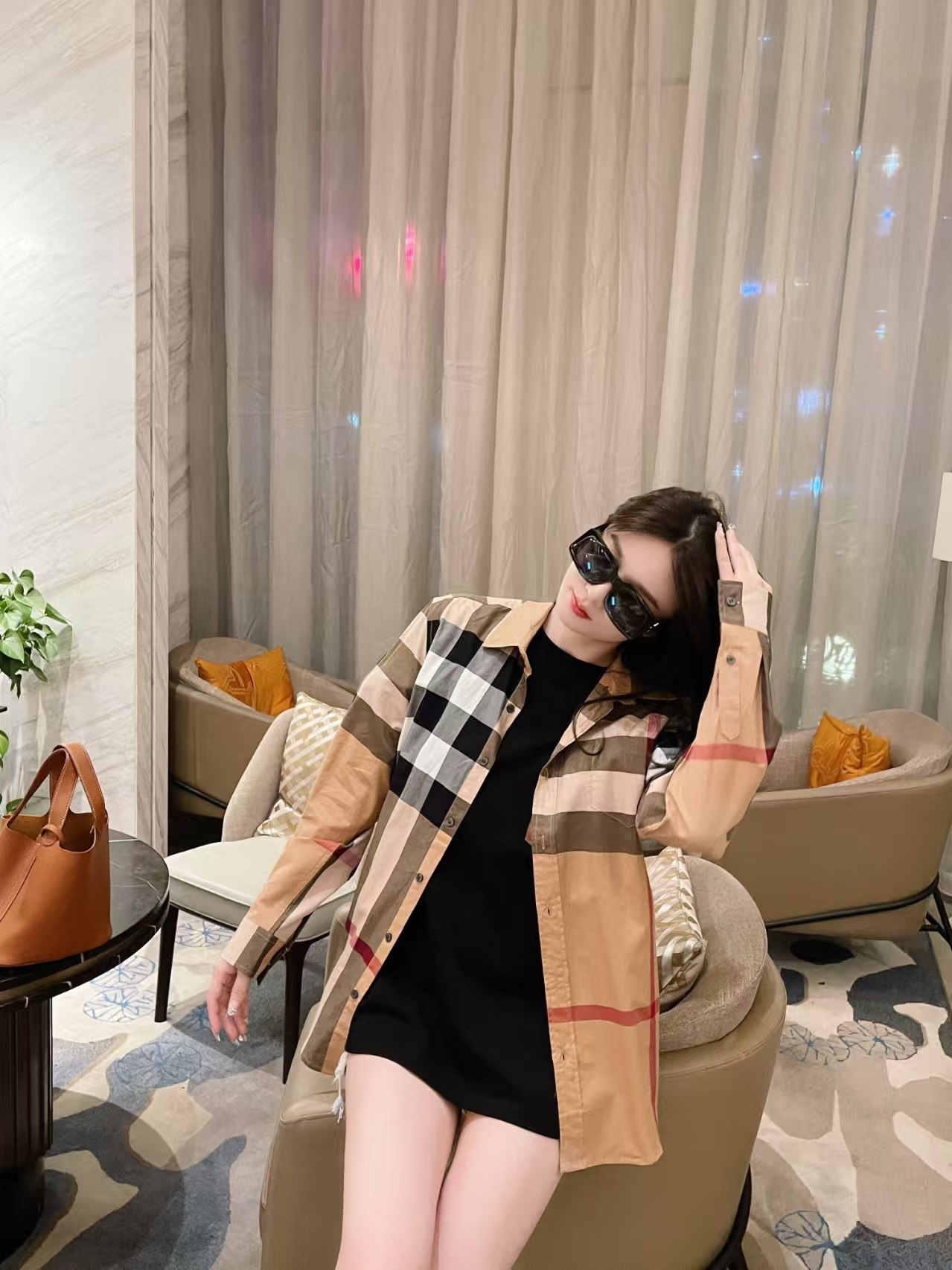 Burberry/巴寶莉 經典大格紋棉質襯衫
定制原版一致80支精梳棉單線紗，紗線全部訂染，最終確定織法，
無論是格型大小線條粗細均達到Y版水平並且布料沒有尾斜現象，
紅外線裁剪對條對格單件裁，保證大貨品質，
定制塔羅貝油封噴漆扣子自然發亮（不同市場版都是樹脂扣），裁片、領子坐領 門邊 袖口 部位加了燙薄，
全部要對格對位出成品，紅外激光定位對格取位，
每個獨立的尺碼都是定位裁片，前幅，口袋，袖子等部位都是對格對位的，
工序複製，費時費料，經典簡單氣質不失大牌，面料上身舒適柔軟卻又挺括有型，