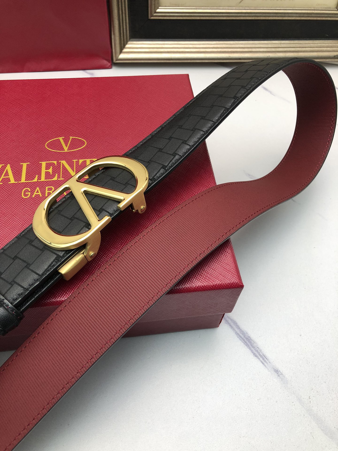 華倫天奴：原單頭層牛皮燙印花紋面，內襯頭層小牛皮底，搭配原單自動扣，可裁剪的自動帶，此款腰帶面雙採用意大利原定廠制進口牛皮帶身 ，對專版櫃足寬3.5