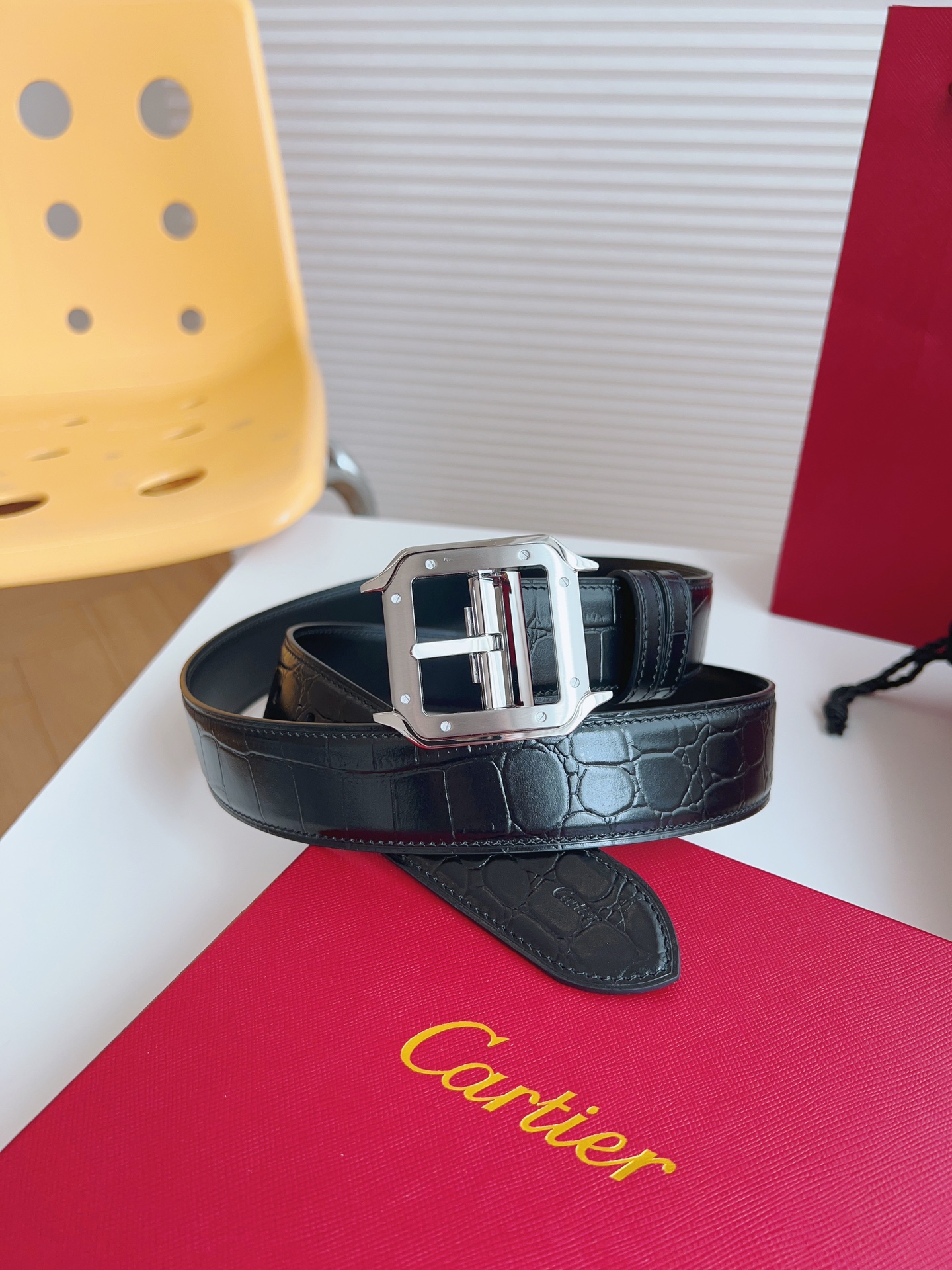 
Cartier（卡地亞）憑借匠心傑作展現與眾不同的美感，融合精湛工藝與經典設計，演繹雋永風格；瀟灑不羈，果敢獨立！此款式易搭配服飾；休閒正裝兩相宜。皮帶寬度：35mm