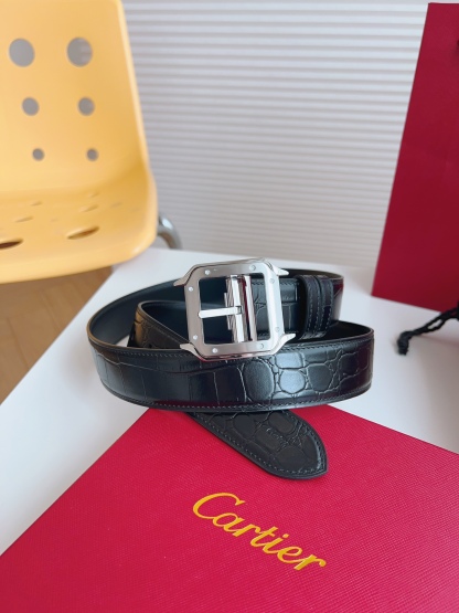 
Cartier（卡地亞）憑借匠心傑作展現與眾不同的美感，融合精湛工藝與經典設計，演繹雋永風格；瀟灑不羈，果敢獨立！此款式易搭配服飾；休閒正裝兩相宜。皮帶寬度：35mm
