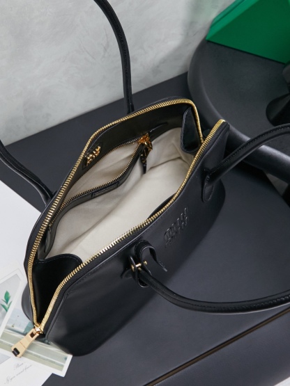 新品贝壳包，简便设计延续Miu慵懒美式老钱的风格，采用顶级进口小牛皮，质感高级柔软，两边弧度设计更具造型感，拉链拉开秒变大托特，长手柄设计实用性更强，可腋下可手提，造型简约潇洒随意，容量超大，上班通勤，逛街出游都是绝佳的选择，内里全新麻布里，配拉链式口袋
