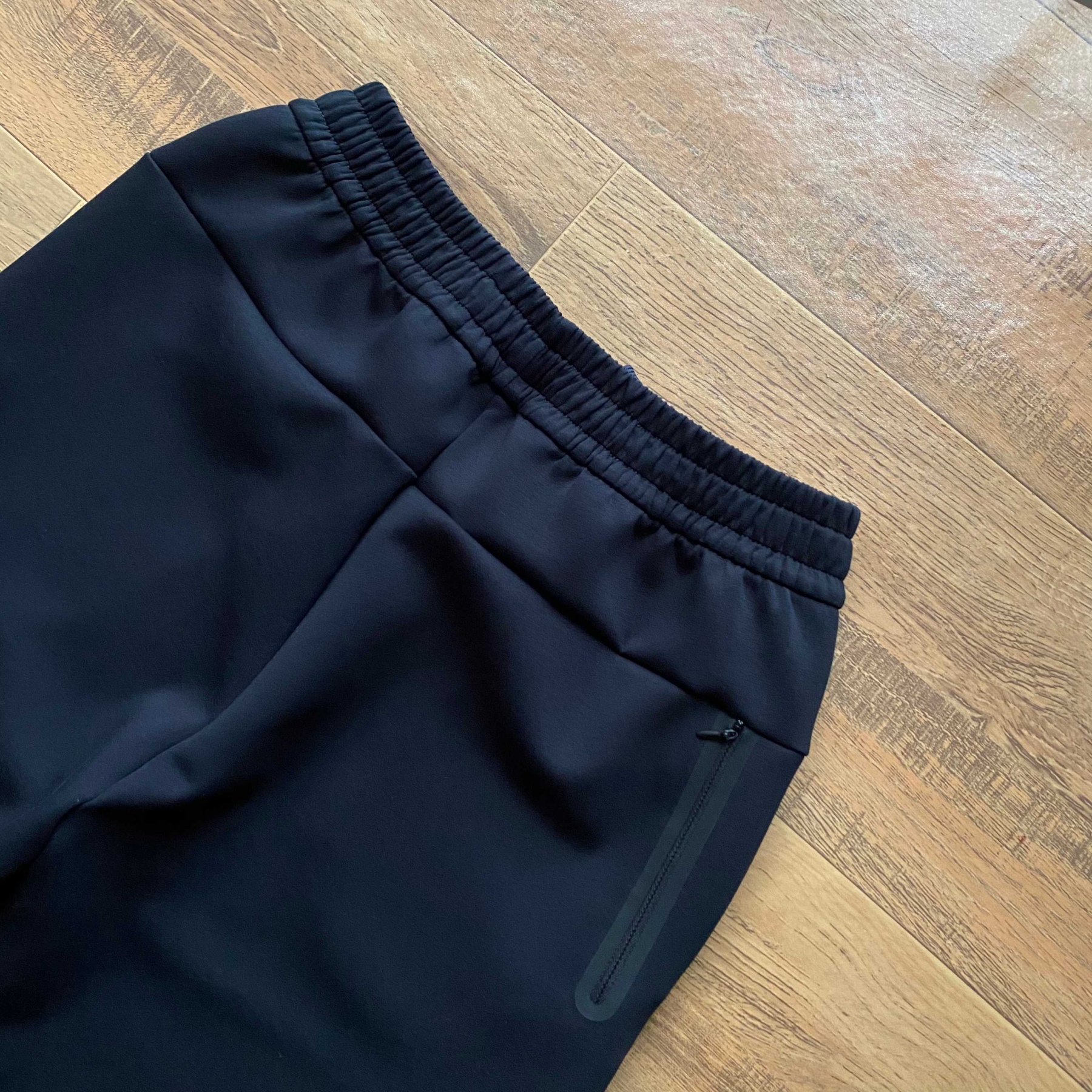 lululemon 露露  2026年春秋季新款男空氣棉休閒長褲  鬆緊腰帶 男士休閒運動衛褲！經典時尚款，客供彈力空氣層面料，軟糯垂彈，舒適透氣！採用空氣棉面料，上身絲滑，柔軟親膚，舒適透氣，不起球，不褪色，耐洗耐穿，上身百搭，不臃腫！做工精細，品質保證！精美logo燙印，兩側隱藏拉鍊口袋，做工細節都非常不錯，上身簡約百搭！立腰部鬆緊抽繩，兩側拉鍊口袋，做工走線整齊密集，高品質精品貨，空氣層面料定織定染，無色差。寬松版型，不挑腿型，更加遮肉顯瘦，烘托休閒隨意舒適的氣氛，不管怎麼穿搭都好看！