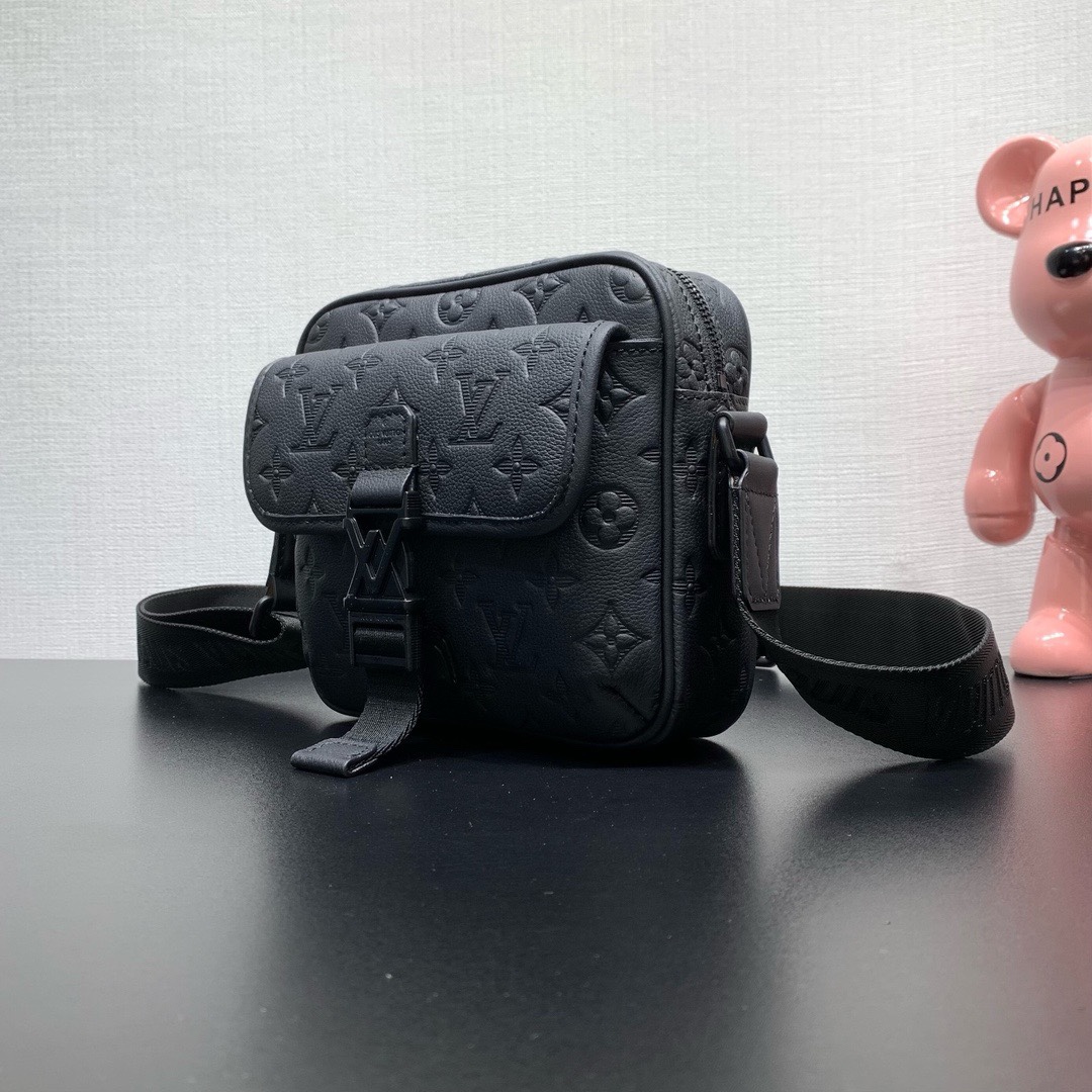 款號：M12516
       本款 Getaway 郵差包擁有 Monogram Shadow 皮革的細膩 Monogram 壓紋，以緊湊構型實現郵差包和手拿包的自如轉換。前翻蓋口袋配有 LV 金屬搭扣，可調節寬幅織物肩帶方便肩背或斜挎。

17 x 7.8 x 18 釐米
(高 x 寬 x 長度)