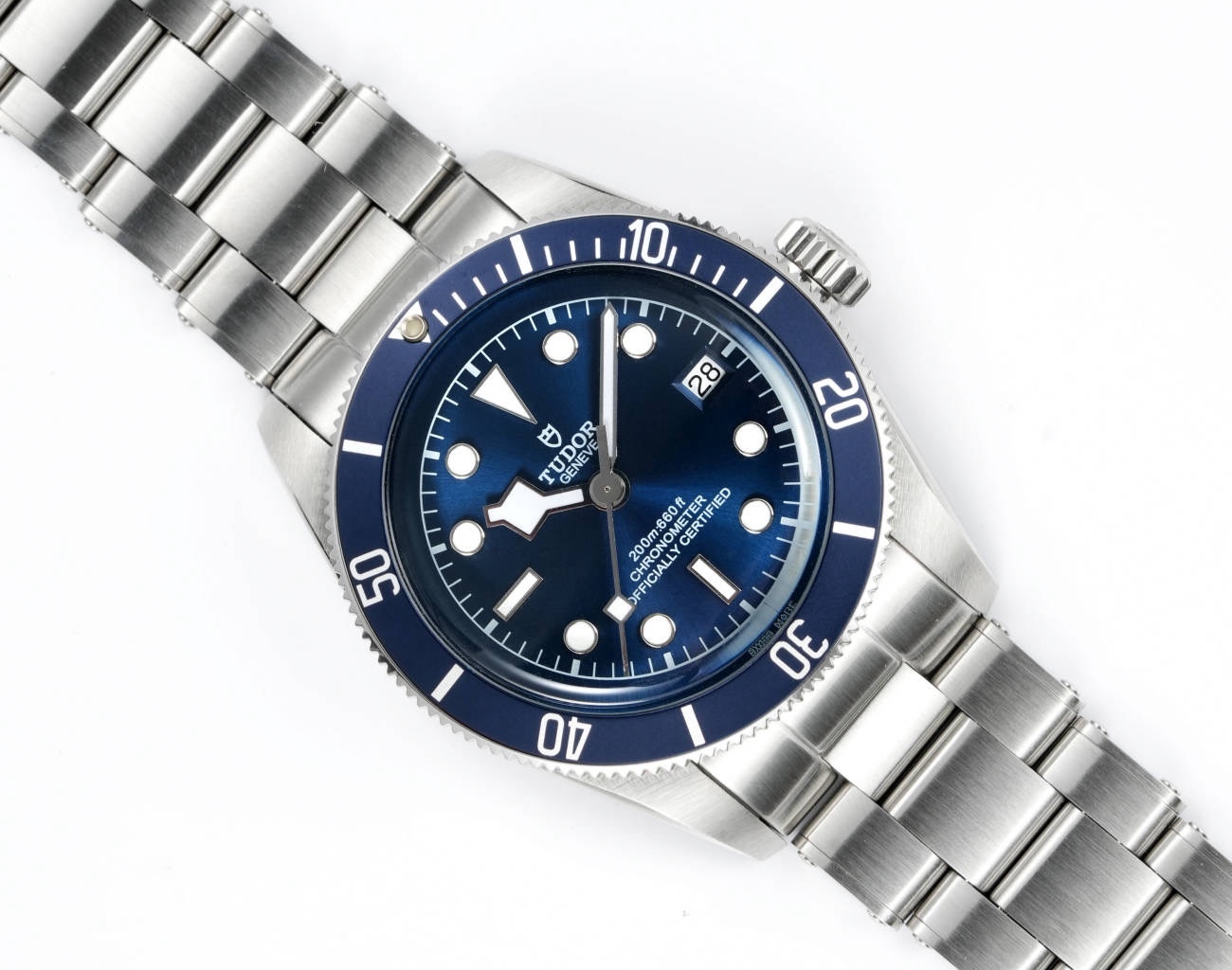 廠帝舵 TUDOR   碧灣系列對於帝舵來說，無疑是一個龐大的產品線，在今年推出了一隻全新的單色碧灣，以絕對的實力被認為是勞力士無歷黑水鬼的平替！今年推出的這只全新單色碧灣，也迎來了碧灣第三次制表科技和煥新美學風格上的革新。
1.新款碧灣迎來新的改革，升級夜光珠，而正品同步凹入式，搭配的是圓拱形藍寶石表鏡，更顯復古感📸 
2.腕表採用不鏽鋼材質打造表殼，經過精細的磨光與磨砂處理，呈現出獨特的質感和光澤度。同勞力士水鬼一樣，表殼採用41毫米尺寸，也是沿襲了“原版”碧灣的直徑，既適合日常佩戴，又能展現出