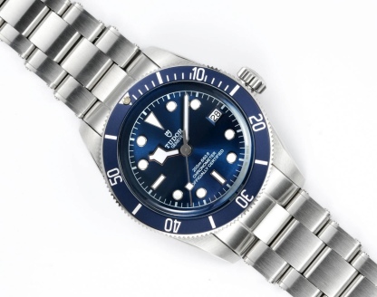 廠帝舵 TUDOR   碧灣系列對於帝舵來說，無疑是一個龐大的產品線，在今年推出了一隻全新的單色碧灣，以絕對的實力被認為是勞力士無歷黑水鬼的平替！今年推出的這只全新單色碧灣，也迎來了碧灣第三次制表科技和煥新美學風格上的革新。
1.新款碧灣迎來新的改革，升級夜光珠，而正品同步凹入式，搭配的是圓拱形藍寶石表鏡，更顯復古感📸 
2.腕表採用不鏽鋼材質打造表殼，經過精細的磨光與磨砂處理，呈現出獨特的質感和光澤度。同勞力士水鬼一樣，表殼採用41毫米尺寸，也是沿襲了“原版”碧灣的直徑，既適合日常佩戴，又能展現出