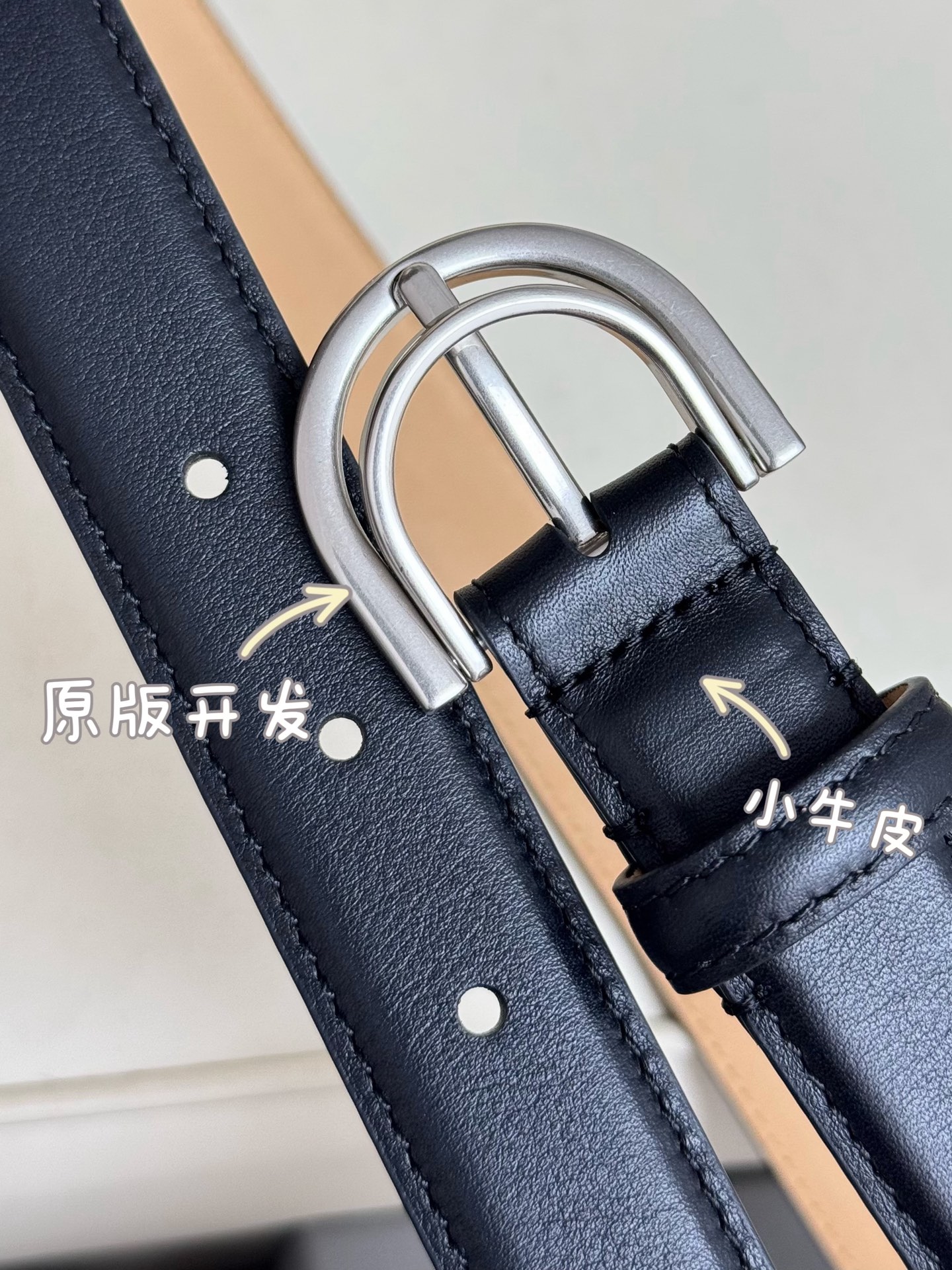 巴黎世家（Balenciaga）寬度2.5cm 是法國的奢侈品牌，作為時尚界最具影響力品牌之一的地位。設計師源於：都市時尚潮流獨特的設計風格，採用進口小牛皮製作；搭配純銅復古五金，使其更具魅力。值得擁有的百搭精品