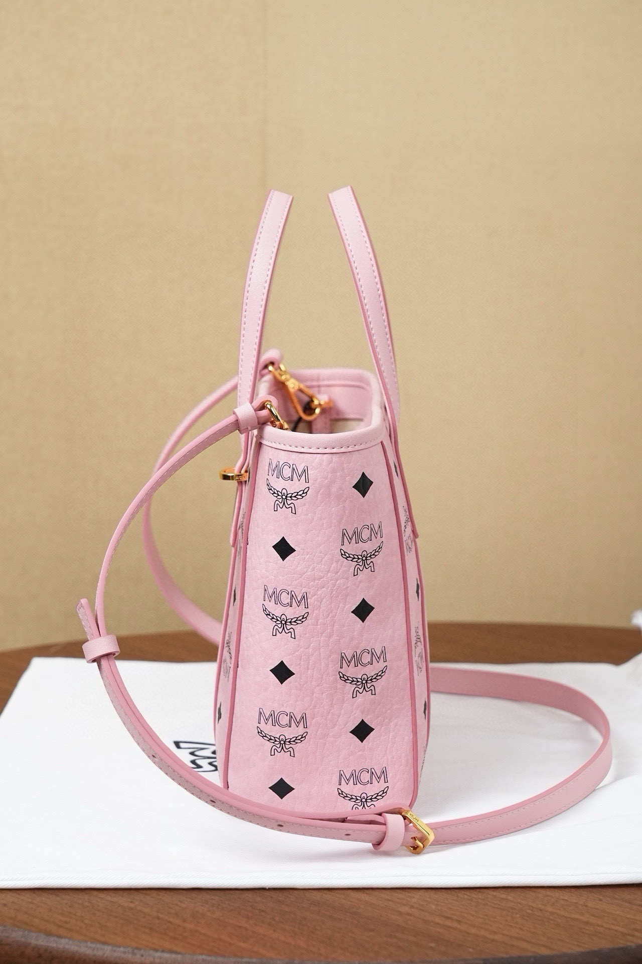 𝗠𝗖𝗠 𝗧𝗼𝗻𝗶 𝗩𝗶𝘀𝗲𝘁𝗼𝘀 𝗠𝗶𝗻𝗶
🆕桃花粉購物袋菜籃子

·Cp獨家®️桃花粉老花滿印
🉑️單肩🉑️斜挎 官網同步在售新版！
超級經典的菜籃子！搭配、日常、功能性、性價比都是決絕子！非常好的一款包。傳承經典設計 多種背法選擇 簡單大氣 實用性非常高。

型號：MWPFSMT06PZ
尺寸：19*9.5*18.5cm
肩帶：98-114cm/可拆卸
把手：垂長10cm
顏色：桃花粉