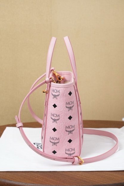 𝗠𝗖𝗠 𝗧𝗼𝗻𝗶 𝗩𝗶𝘀𝗲𝘁𝗼𝘀 𝗠𝗶𝗻𝗶
🆕桃花粉購物袋菜籃子

·Cp獨家®️桃花粉老花滿印
🉑️單肩🉑️斜挎 官網同步在售新版！
超級經典的菜籃子！搭配、日常、功能性、性價比都是決絕子！非常好的一款包。傳承經典設計 多種背法選擇 簡單大氣 實用性非常高。

型號：MWPFSMT06PZ
尺寸：19*9.5*18.5cm
肩帶：98-114cm/可拆卸
把手：垂長10cm
顏色：桃花粉