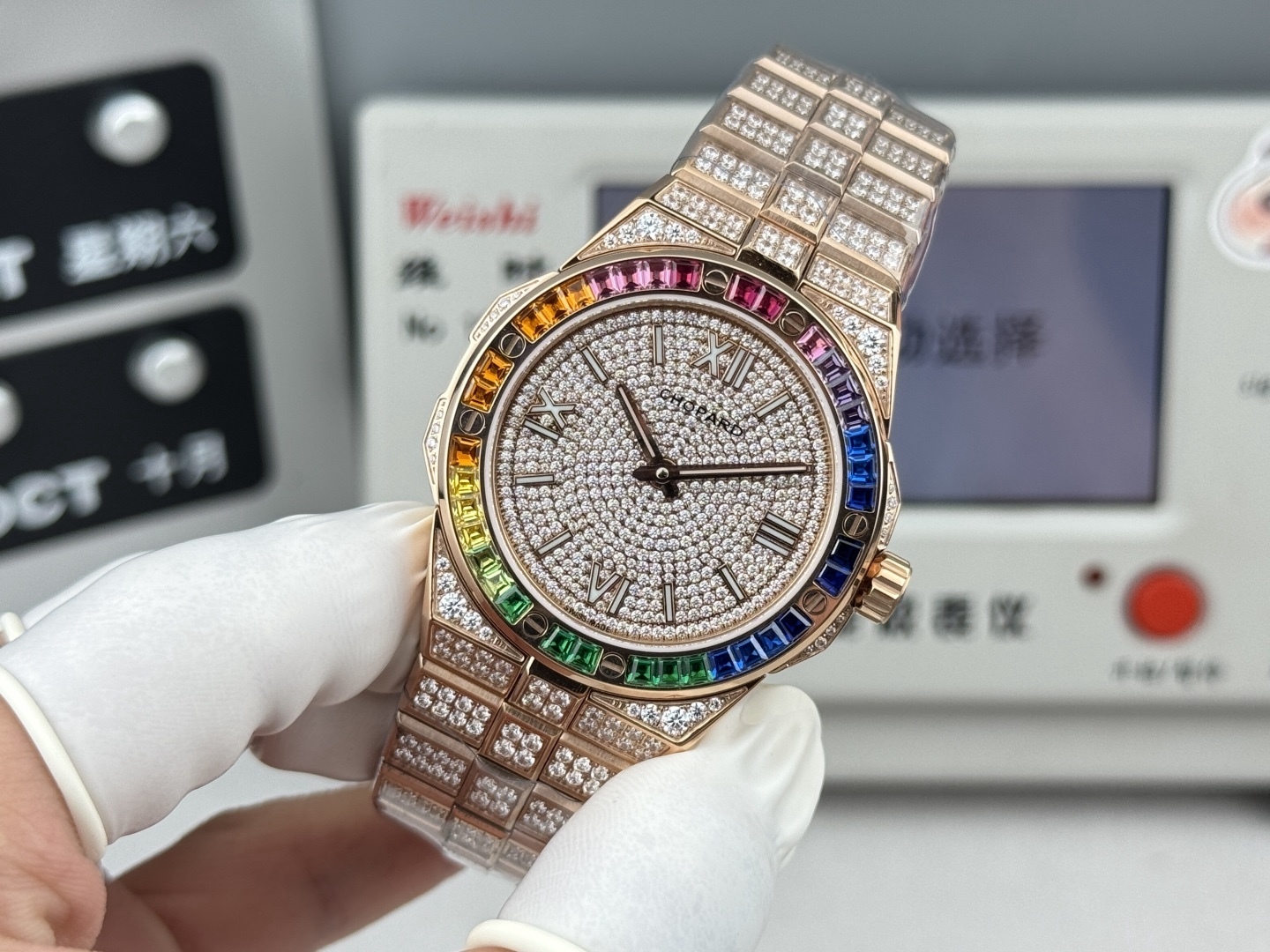 luFactory 獨家力作👍
蕭邦AlpineEagle雪山傲翼系列
🌈彩T鑽🌟變色龍🦎滿天星✨限量款及隱藏款首推
如炬目光，比擬暗夜星芒⛰️於山川湖海間🌊洞見紳士願景與磅礡未來👔
尺寸：原裝一致41mmX9.7mm
機芯：9015改Chopard 01.01-c
錶鏈：獨家原版開模金磚型鏈節一體式錶鏈
岩石紋錶盤，鍍銠羅馬數字，時針及分針時標均覆以Super-LumiNova® X1級螢光塗層
致獻當代“雄鷹”，志存高遠之人在日常生活中超邁群倫，其視野啓迪人心、昇華情志。憑借遠見和