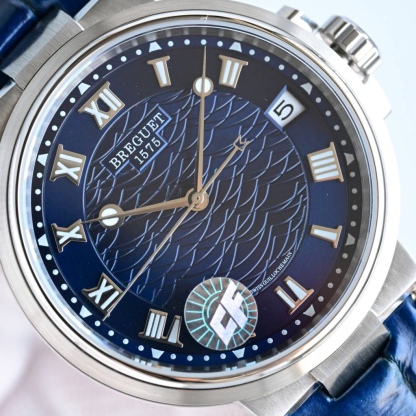 CF新品發佈會，寶璣-Breguet
航海MARINE航海系列5517款腕表，航海天文鐘的起源作品，“時計本是兵家利器”說的就是這款腕表，鐘錶界的巨作。工廠全面抄寫原裝數據，98%還原殼型字面，彰顯原裝優雅硬朗的氣質，原裝同款777A自動機械機芯，鐫刻獨立編號與寶璣先生簽名。直徑40毫米。正反均為藍寶石防刮玻璃，旋入式防水錶冠。實測防水深度100米。搭配飾有太陽放射紋錶盤，配裝進口鰐魚皮錶帶，以零頭的價格給您帶來原裝超值體驗。