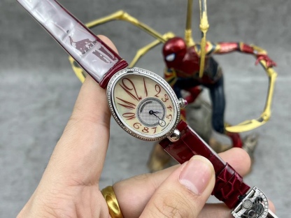 [玫瑰][玫瑰]最強 升級版 頂級 復刻女款 寶璣那不勒斯皇后系列，
【表殼】腕表尺寸分別為中號36.5x28.5毫米 
鵝卵形表殼高雅大氣，表殼外緣飾有錢幣紋。表圈和表殼周圍鑲嵌共117顆施華洛水晶（約0.99克拉）。表冠處鑲有一顆梨形晶石（約0.26克拉）
【精彩細節】
1.與原裝吻合，在表殼背部均打有貴金屬標識，效果清晰工整，彰顯腕表檔次。2.穹面玻璃，從側面看不僅有魚眼效果，還能折射鑽石帶來的璀璨光芒，更顯腕表高貴血統。
3.為了達到原裝K金質量的手感，調試了表殼內部結構的配重，做到重量與原版如出