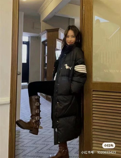 THOM BROWNE/湯姆布朗TB 四槓小狗長款羽絨服
採用進口90鴨絨填充 內外里加雙層內膽不會跑毛 高密度防風抗寒功能性面料 手感柔軟舒適  工藝更是精湛 嚴防鑽絨 採用國際先進的真空充絨技術 增加空氣隔層 不損傷羽線 能保持羽原有的柔軟性、彈性及手感 將羽絨的保暖性發揮到最佳！
N Size：S-M