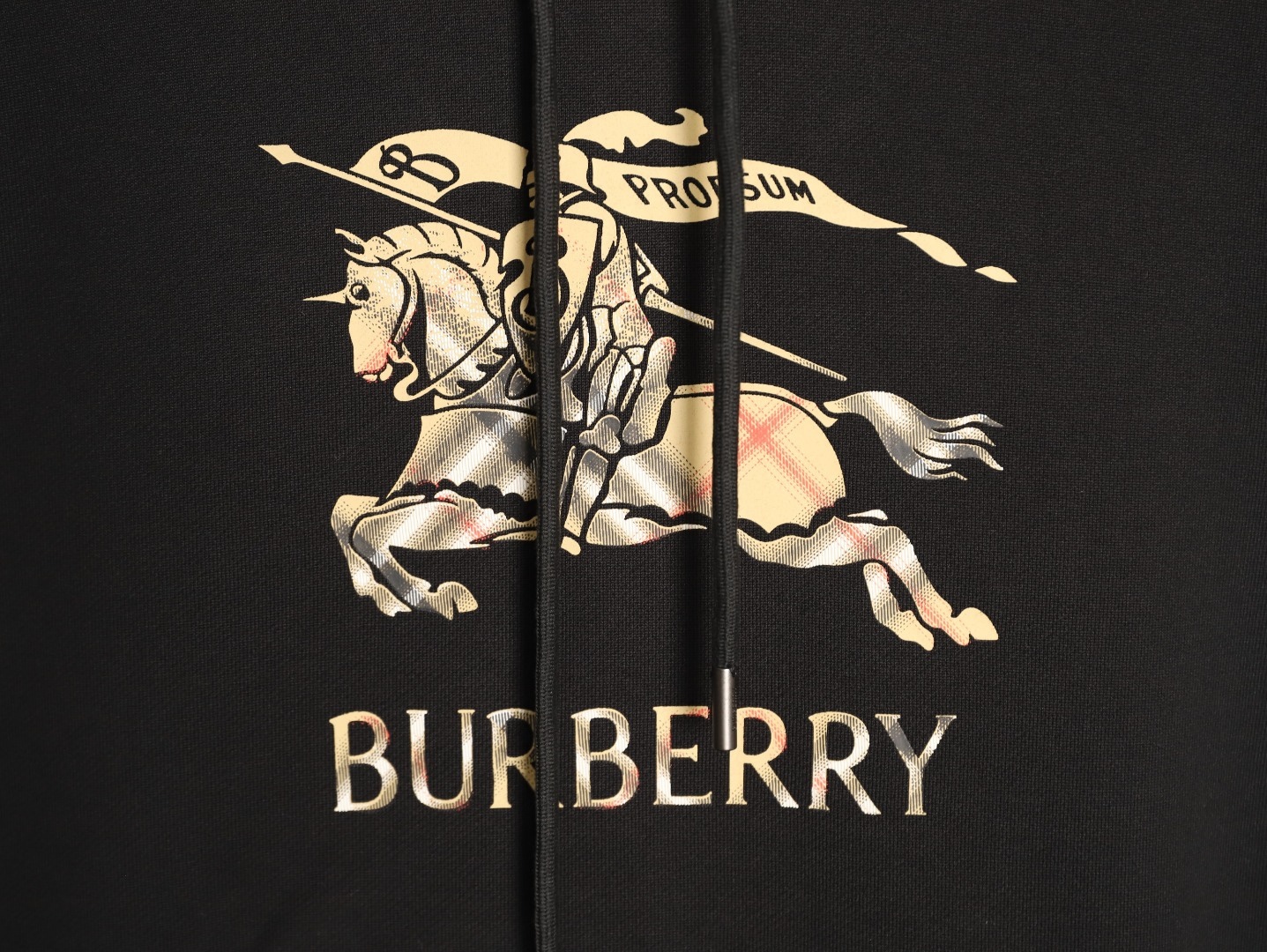 🔝BURBERRY巴寶莉BBR 戰馬格紋漸變馬術騎士連帽衛衣 
原版6350購入，原版面料採用定制，400g反向毛圈底紗 魚鱗布料，螺紋450g雙紗，顏色按布料訂染，原版一致。前胸（EKD）數碼印花工藝，裝飾漸變 Burberry 格紋。繡花雞眼工藝，還原原版。五金獨立開磨刻字。抽繩連帽設計，羅紋針織包邊及絨里收納口袋均採用加固縫製，強化功能耐用性
B Size：S-XL