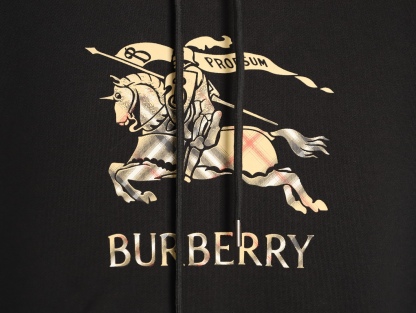 🔝BURBERRY巴寶莉BBR 戰馬格紋漸變馬術騎士連帽衛衣 
原版6350購入，原版面料採用定制，400g反向毛圈底紗 魚鱗布料，螺紋450g雙紗，顏色按布料訂染，原版一致。前胸（EKD）數碼印花工藝，裝飾漸變 Burberry 格紋。繡花雞眼工藝，還原原版。五金獨立開磨刻字。抽繩連帽設計，羅紋針織包邊及絨里收納口袋均採用加固縫製，強化功能耐用性
B Size：S-XL