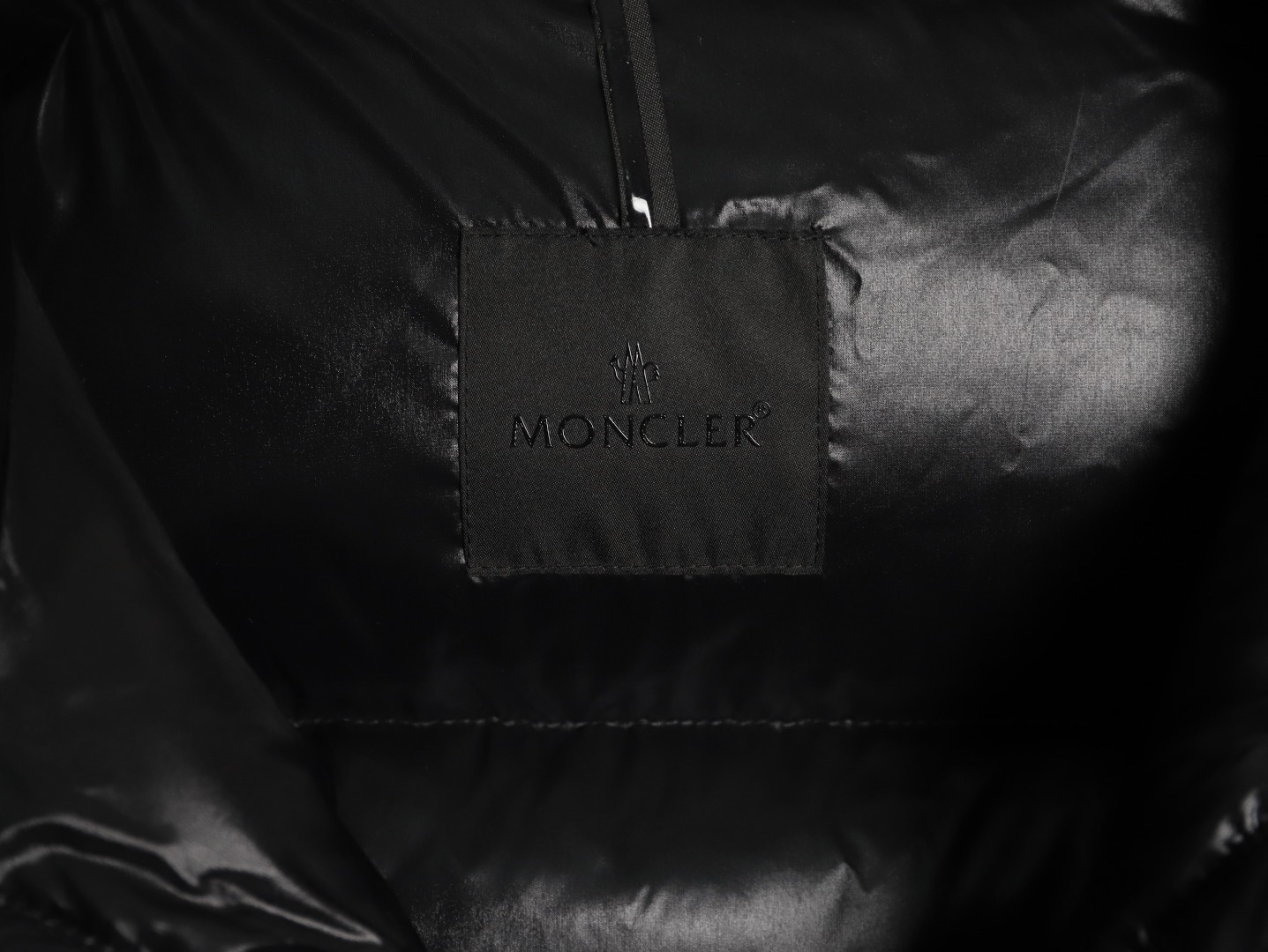🔝Moncler 蒙口 黑武士羽絨服外套
經典黑武士造型 連續多年斷貨王 我們採用原版東麗集團進口 聚酯纖維三防面料定染 雙層訂制內膽里布 填充平均250g左右90白鵝絨 原版一致YKK正品拉鍊五金 用料扎實 誠意之作
尺碼：3 4 5 6