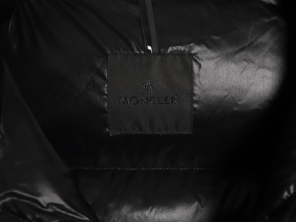 🔝Moncler 蒙口 黑武士羽絨服外套
經典黑武士造型 連續多年斷貨王 我們採用原版東麗集團進口 聚酯纖維三防面料定染 雙層訂制內膽里布 填充平均250g左右90白鵝絨 原版一致YKK正品拉鍊五金 用料扎實 誠意之作
尺碼：3 4 5 6
