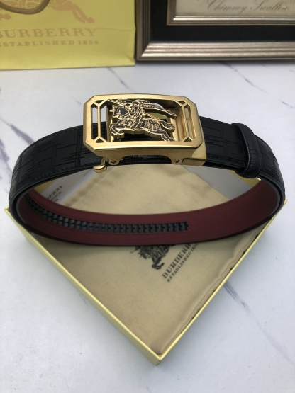 巴寶莉：原單頭層牛皮燙印花紋面，內襯頭層小牛皮底，搭配原單自動扣，可裁剪的自動帶，此款腰帶面雙採用意大利原定廠制進口牛皮帶身 ，對專版櫃足寬3.5