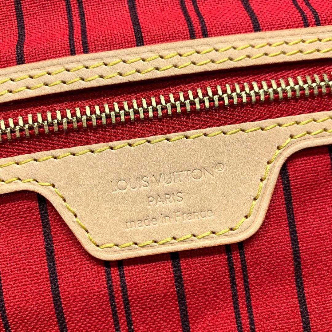 款號：M12708
        作為路易威登的經典設計之一，Neverfull Bandoulière Inside Out 中號手袋此次取材 Monogram 帆布和條紋織物，以雙面設計彰顯潮流新意。可拆卸肩帶方便斜挎，亦可通過側面鈎扣化身 Hobo 手袋。

28 x 14 x 31 釐米
(高 x 寬 x 長度)