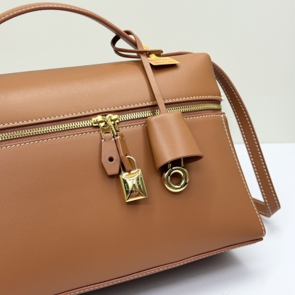 𝓛𝓸𝓻𝓸 𝓟𝓲𝓪𝓷𝓪 諾悠翩雅
𝑬𝒙𝒕𝒓𝒂 𝑩𝒂𝒈 𝑳𝟐𝟕 
寬開口加大容量斜挎包，包型設計更立體更有型，包身採用進口原廠小牛皮，手感柔軟而獨特，包包內部結構多了內袋。雙向加長拉鍊開合，配有My Charms金色金屬掛飾（LP特級純鋼五金配件）
size：27*16*10釐米
配全套專櫃禮盒包裝🎁