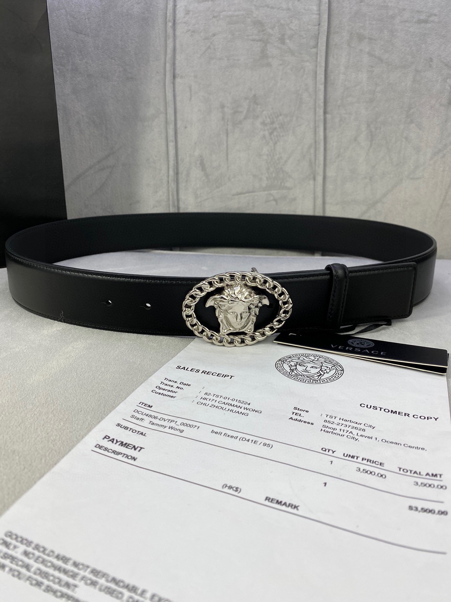 寬度3.8cm VERSACE（範思哲）此款平面皮帶採用小牛皮製成，配有一枚真空電鍍美杜莎頭像腰帶扣，採用穿孔閉合。